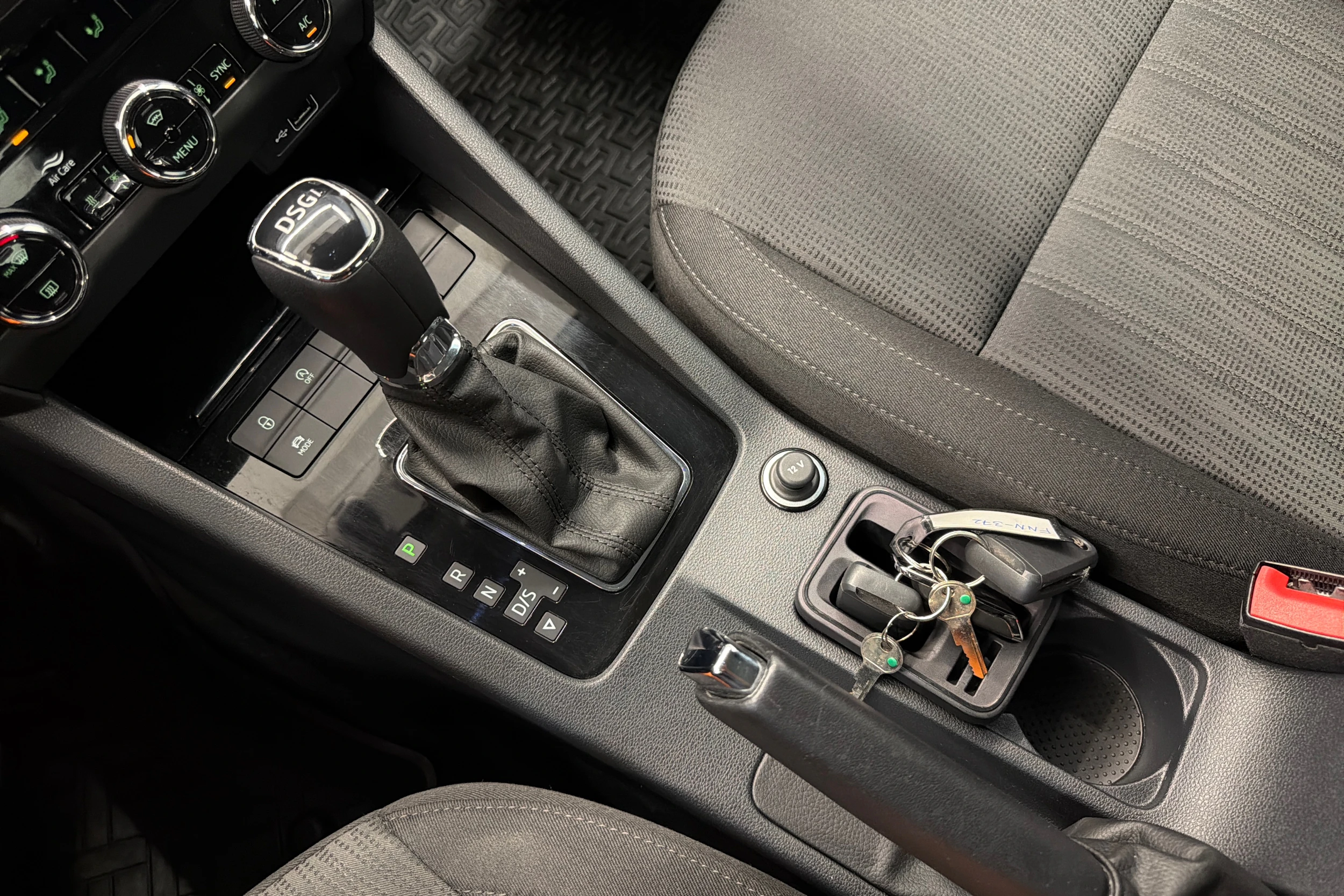 harmaa Skoda Octavia 2019 kuva 21.