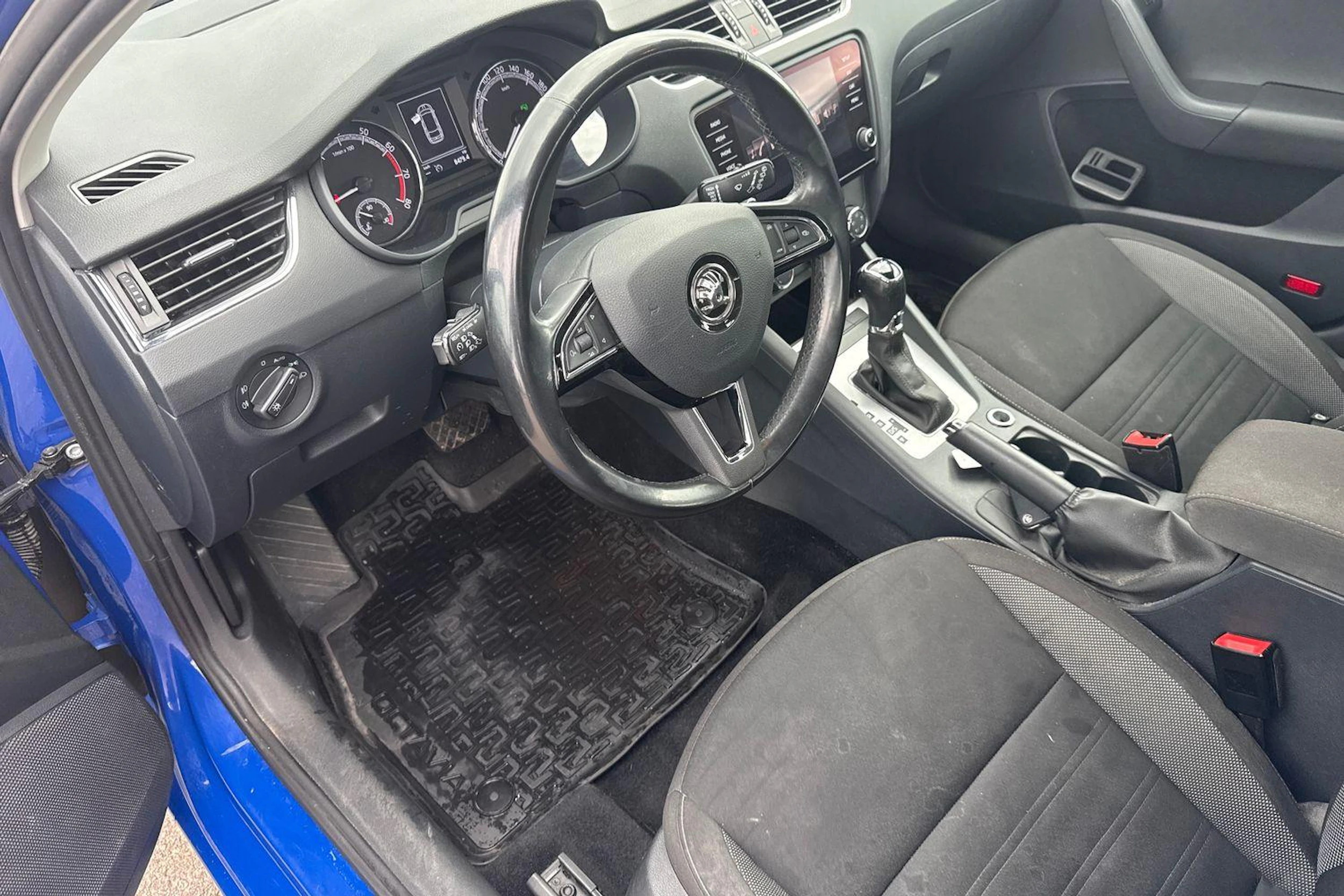 sininen Skoda Octavia 2019 kuva 8.