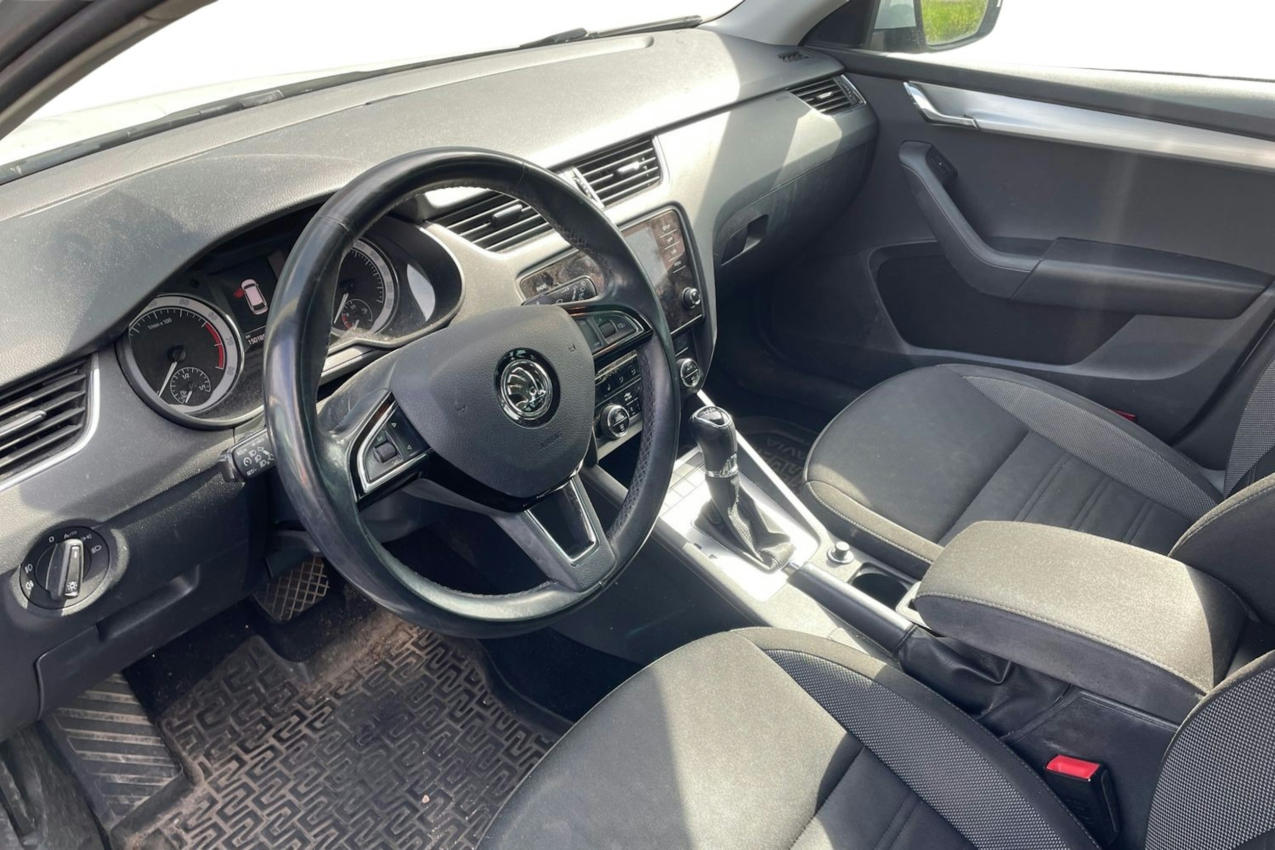valkoinen Skoda Octavia 2019 kuva 3.