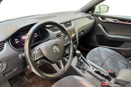 valkoinen Skoda Octavia 2020 kuva 6.