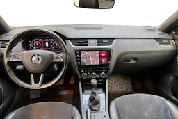 valkoinen Skoda Octavia 2020 kuva 7.