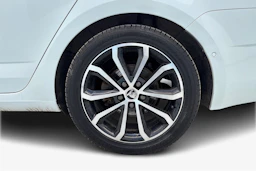 valkoinen Skoda Octavia 2020 kuva 9.