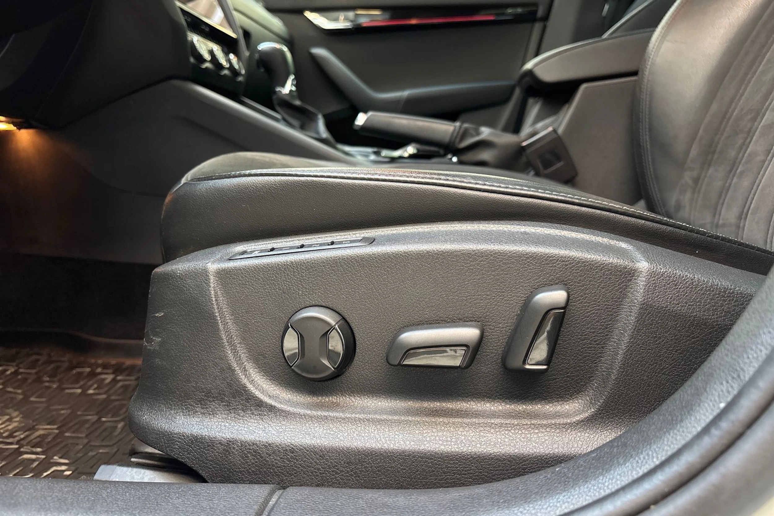 valkoinen Skoda Octavia 2020 kuva 18.