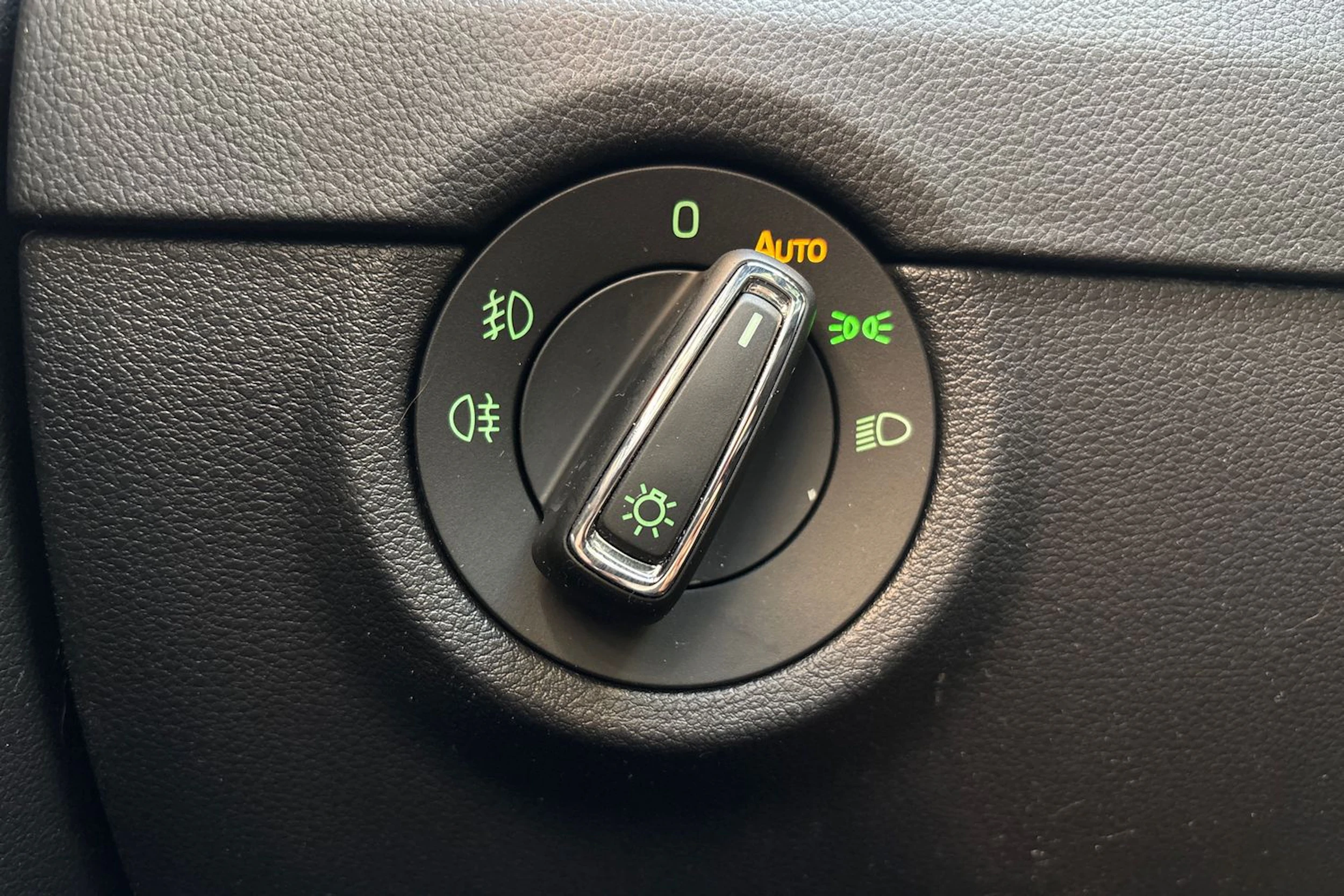 valkoinen Skoda Octavia 2020 kuva 20.