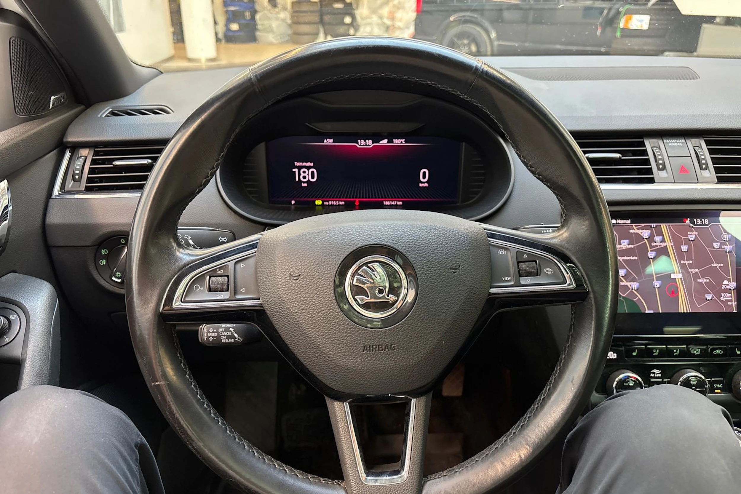 valkoinen Skoda Octavia 2020 kuva 21.