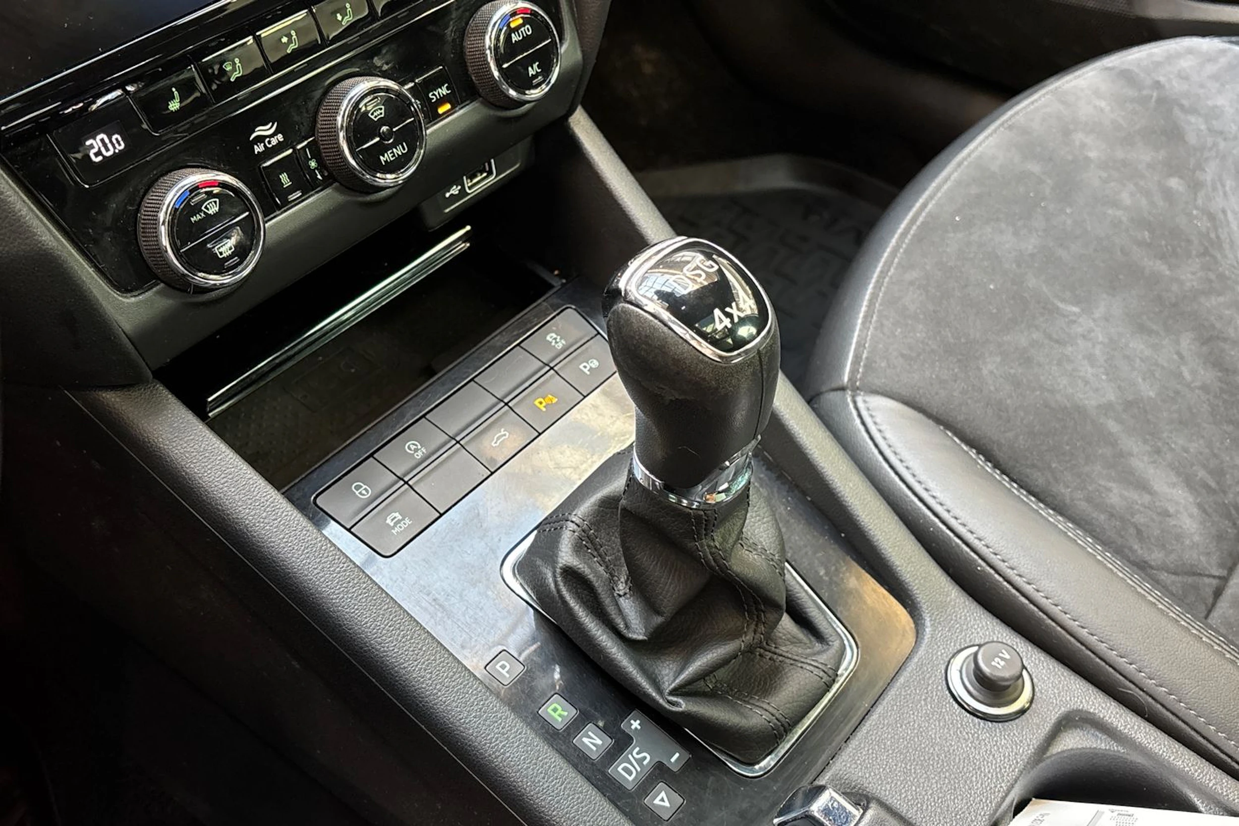 valkoinen Skoda Octavia 2020 kuva 23.