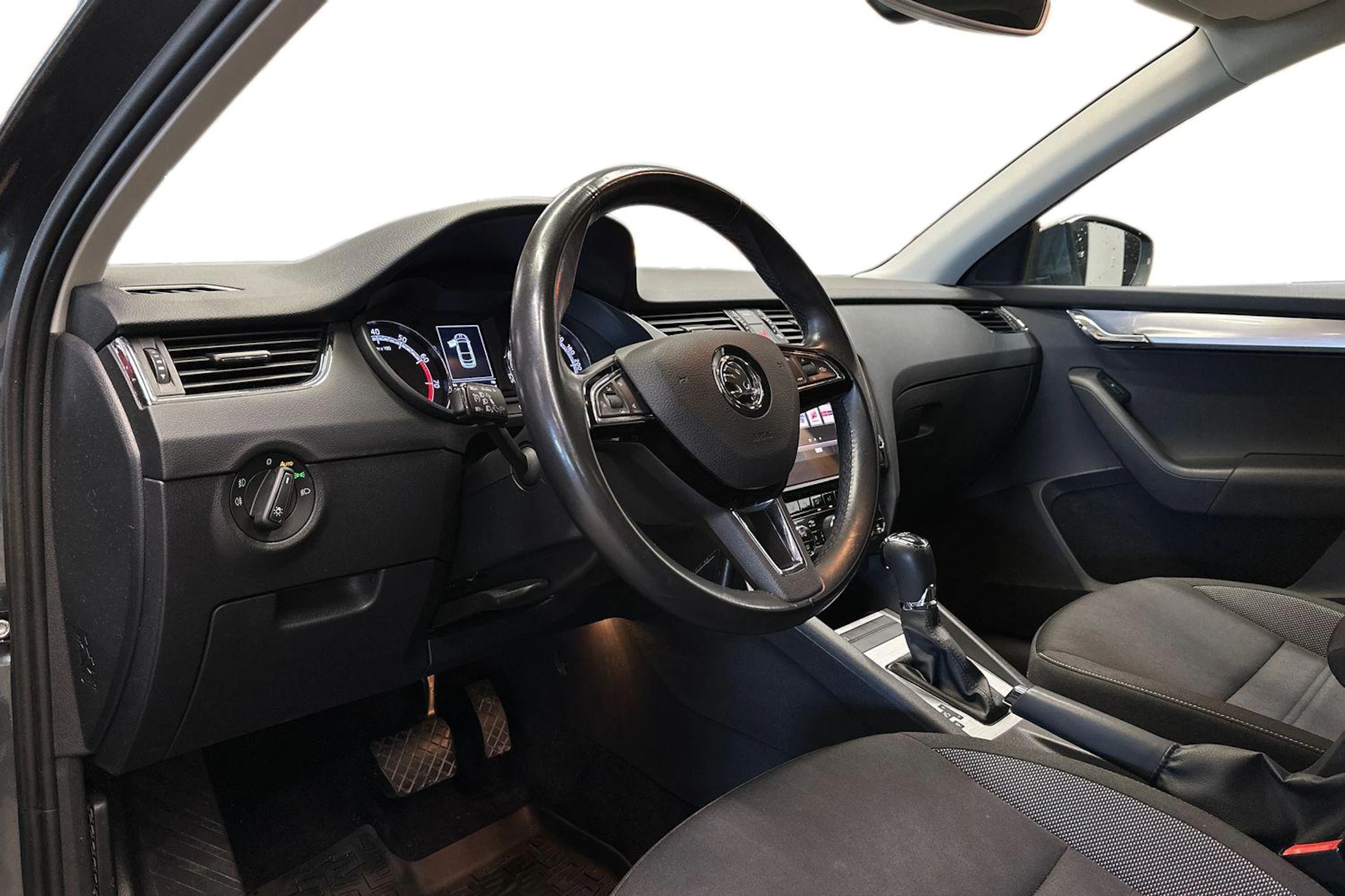 harmaa Skoda Octavia 2019 kuva 6.