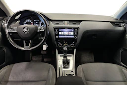 harmaa Skoda Octavia 2019 kuva 7.