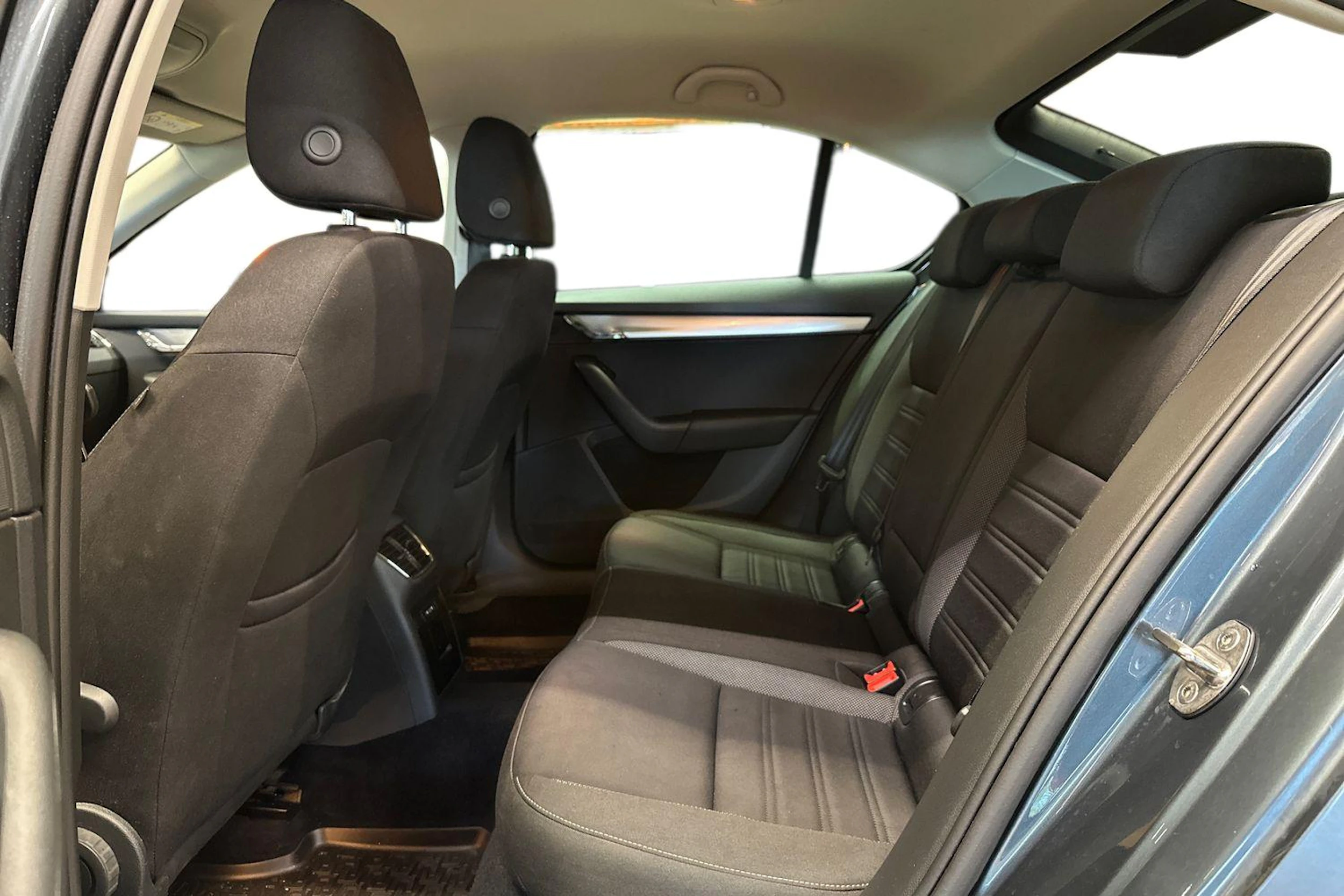 harmaa Skoda Octavia 2019 kuva 8.