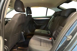 harmaa Skoda Octavia 2019 kuva 8.