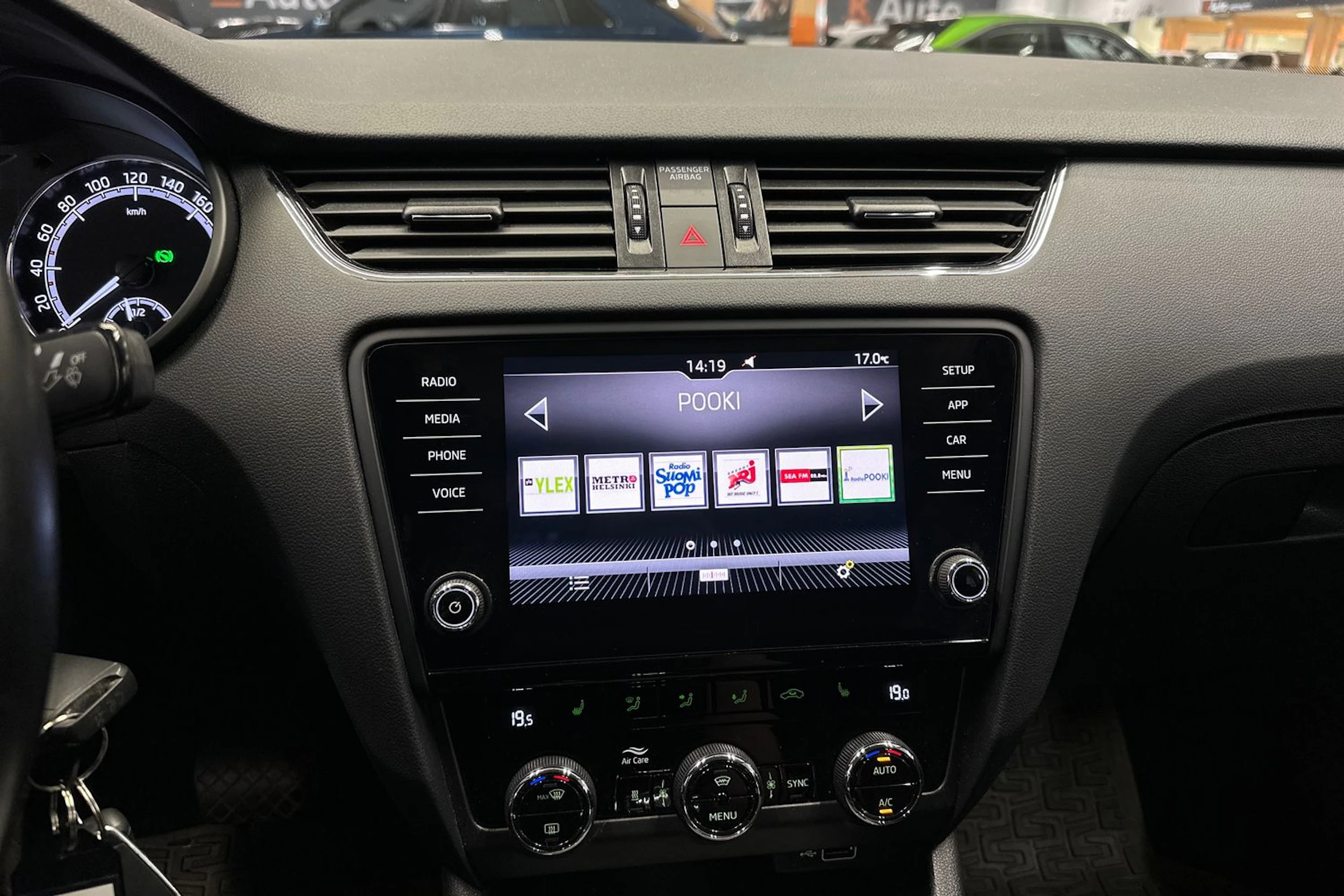 harmaa Skoda Octavia 2019 kuva 16.
