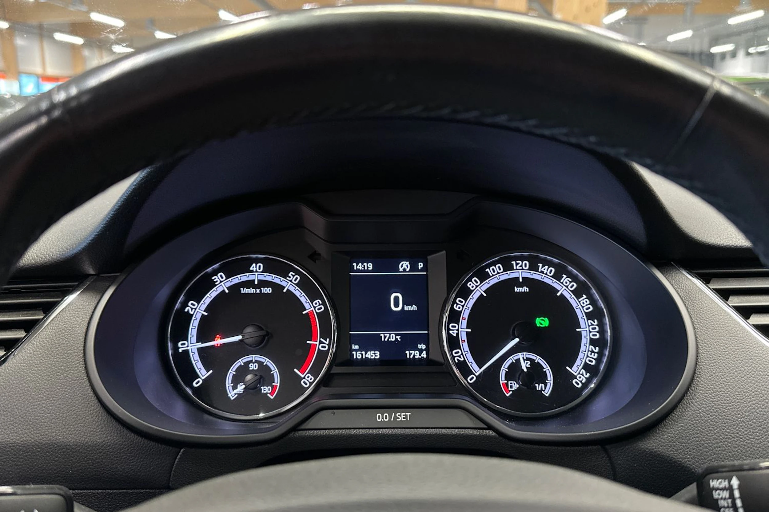harmaa Skoda Octavia 2019 kuva 18.