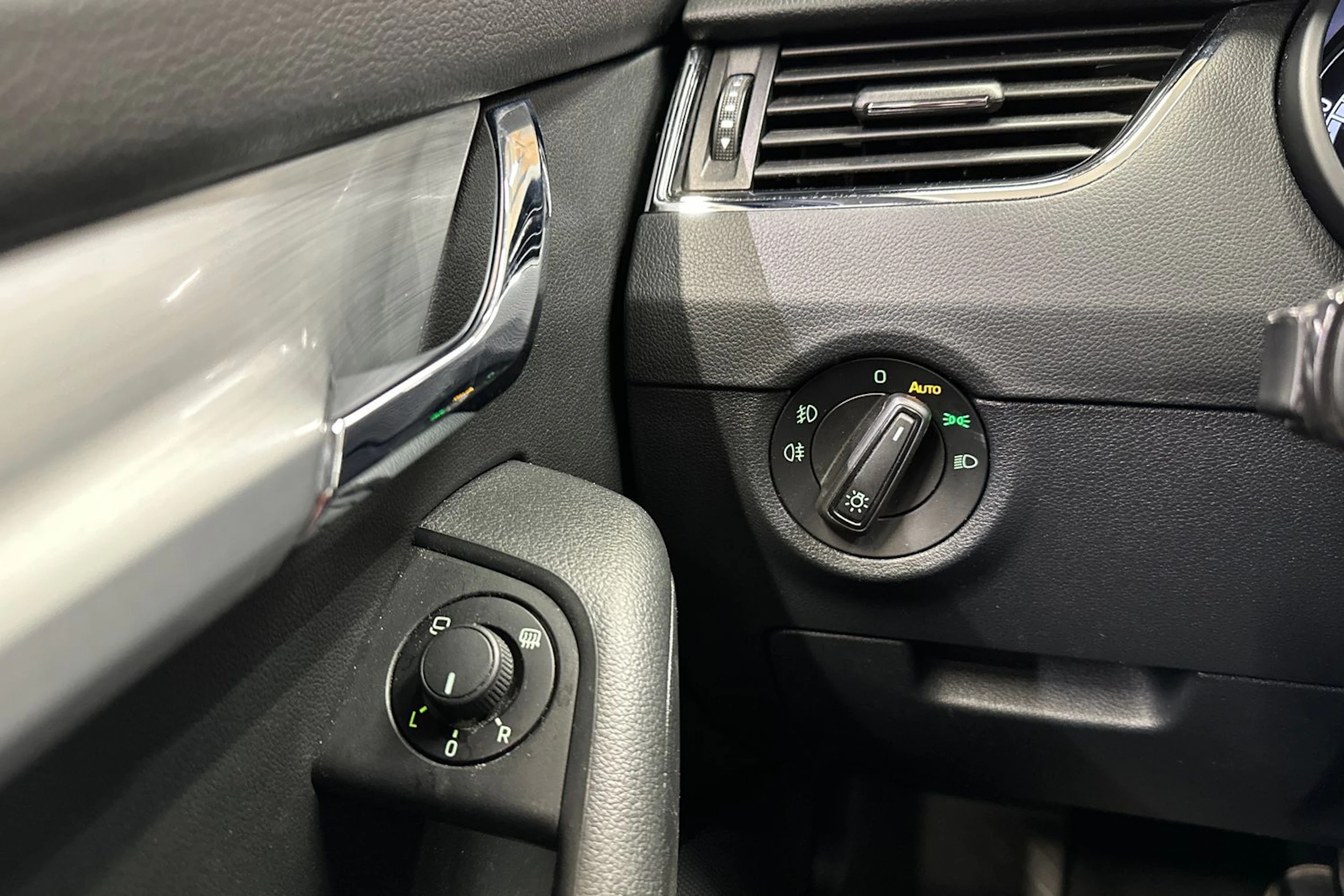 harmaa Skoda Octavia 2019 kuva 21.