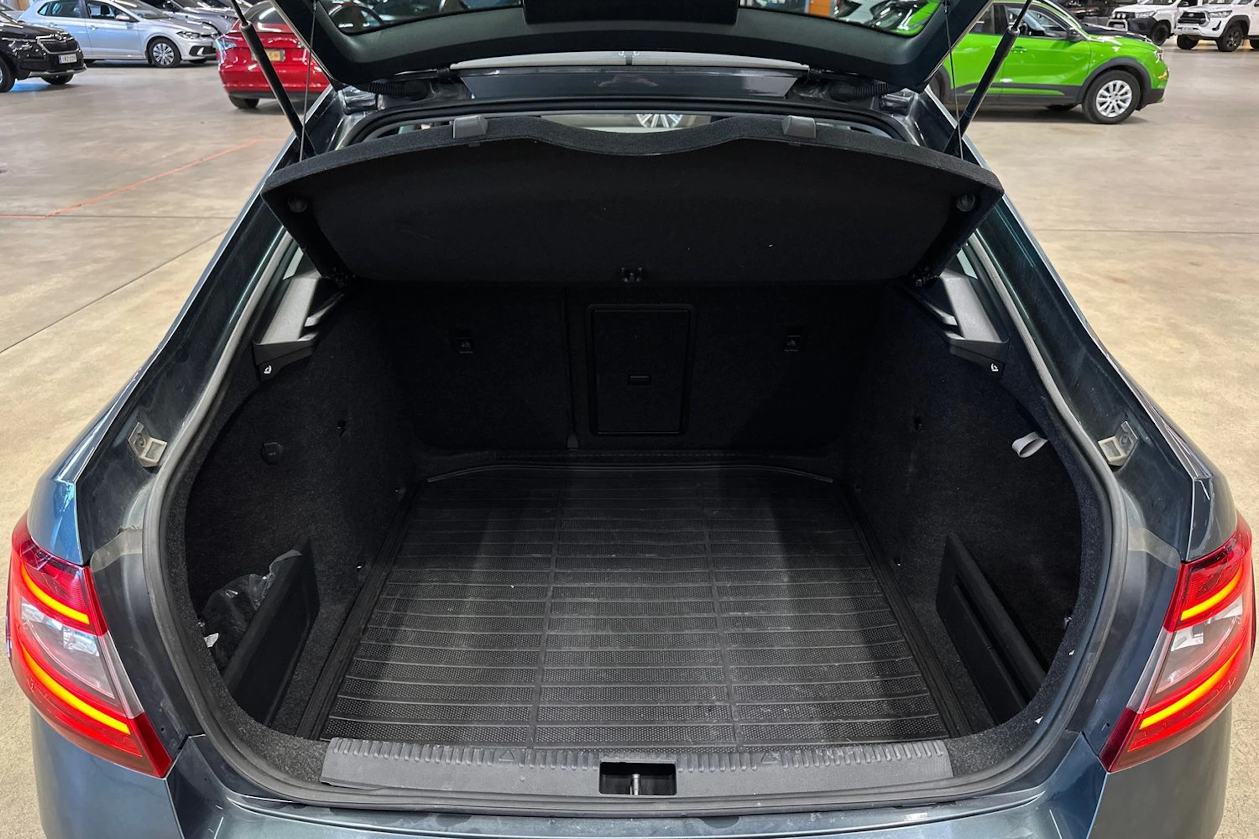 harmaa Skoda Octavia 2019 kuva 23.