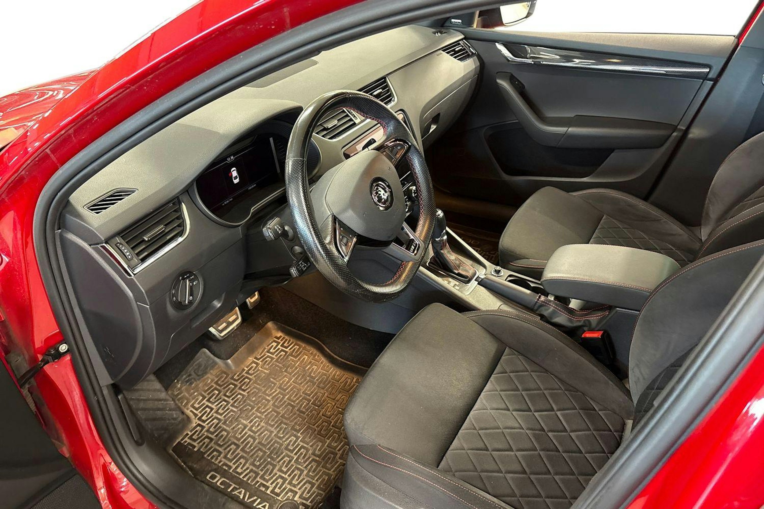 punainen Skoda Octavia 2019 kuva 3.