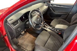 punainen Skoda Octavia 2019 kuva 3.