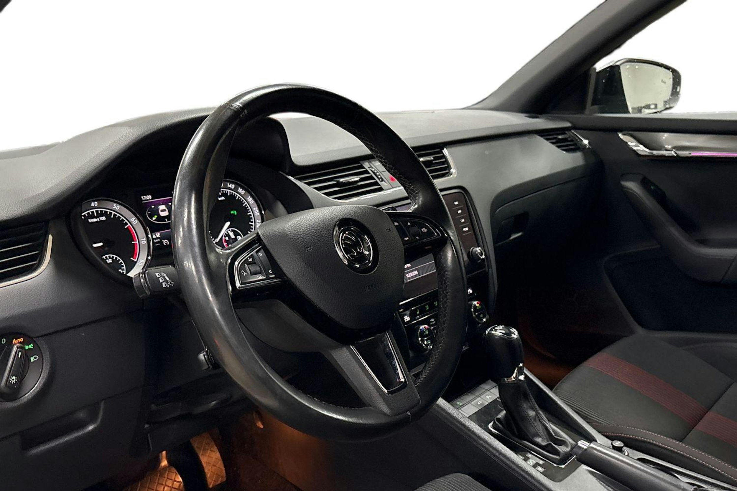 Valkoinen Skoda OCTAVIA 2019 kuva 7.