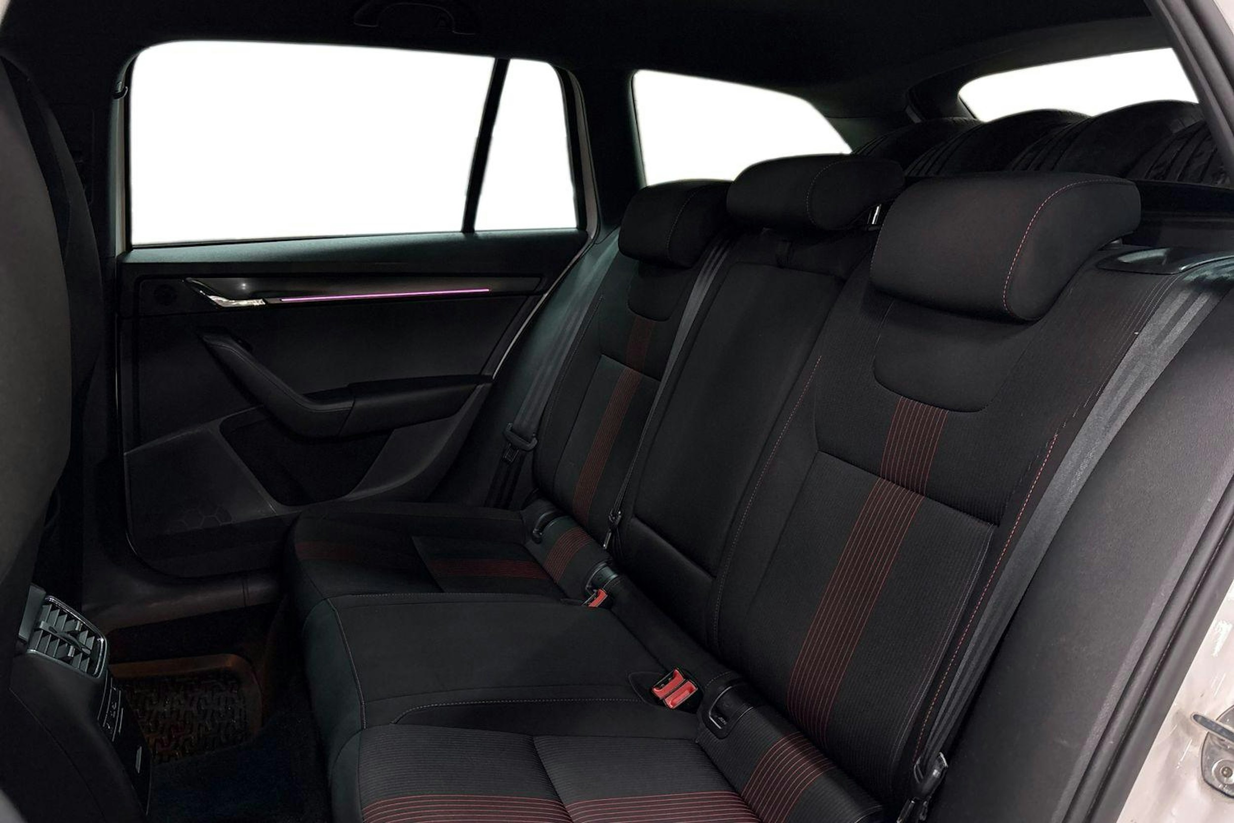 Valkoinen Skoda OCTAVIA 2019 kuva 9.