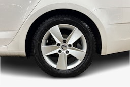 Valkoinen Skoda OCTAVIA 2019 kuva 11.