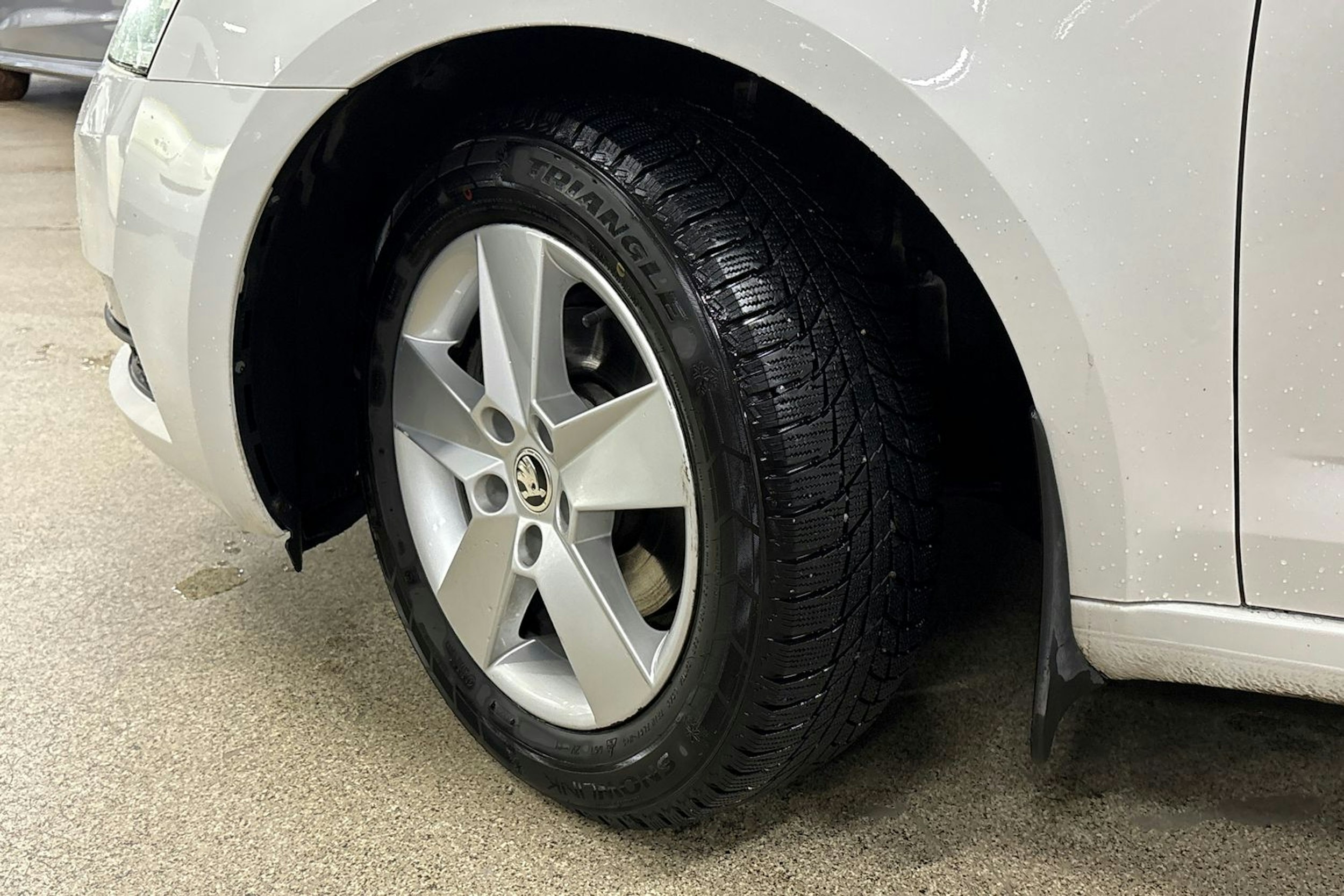 Valkoinen Skoda OCTAVIA 2019 kuva 13.