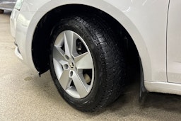 Valkoinen Skoda OCTAVIA 2019 kuva 13.