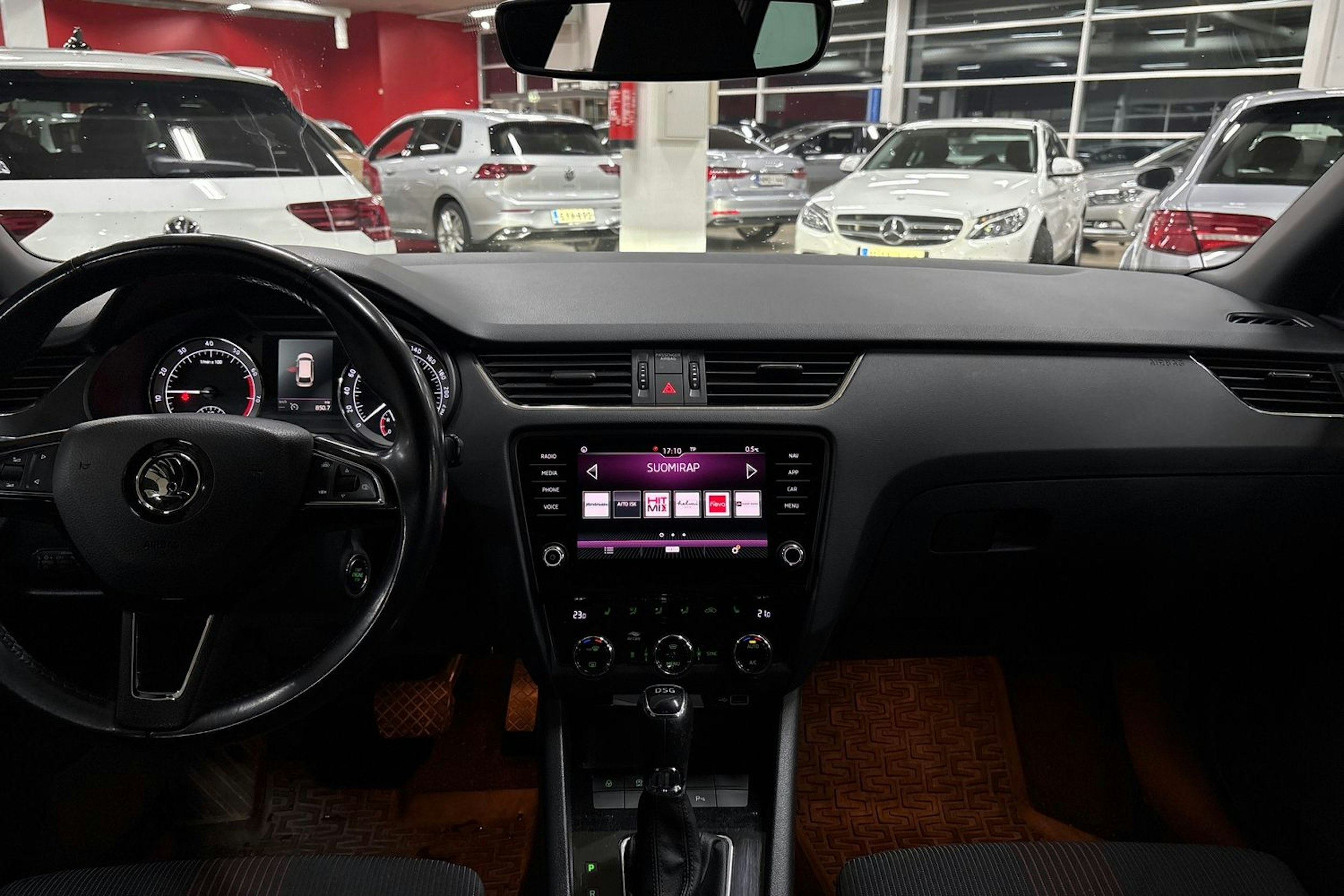 Valkoinen Skoda OCTAVIA 2019 kuva 14.