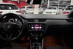 Valkoinen Skoda OCTAVIA 2019 kuva 14.