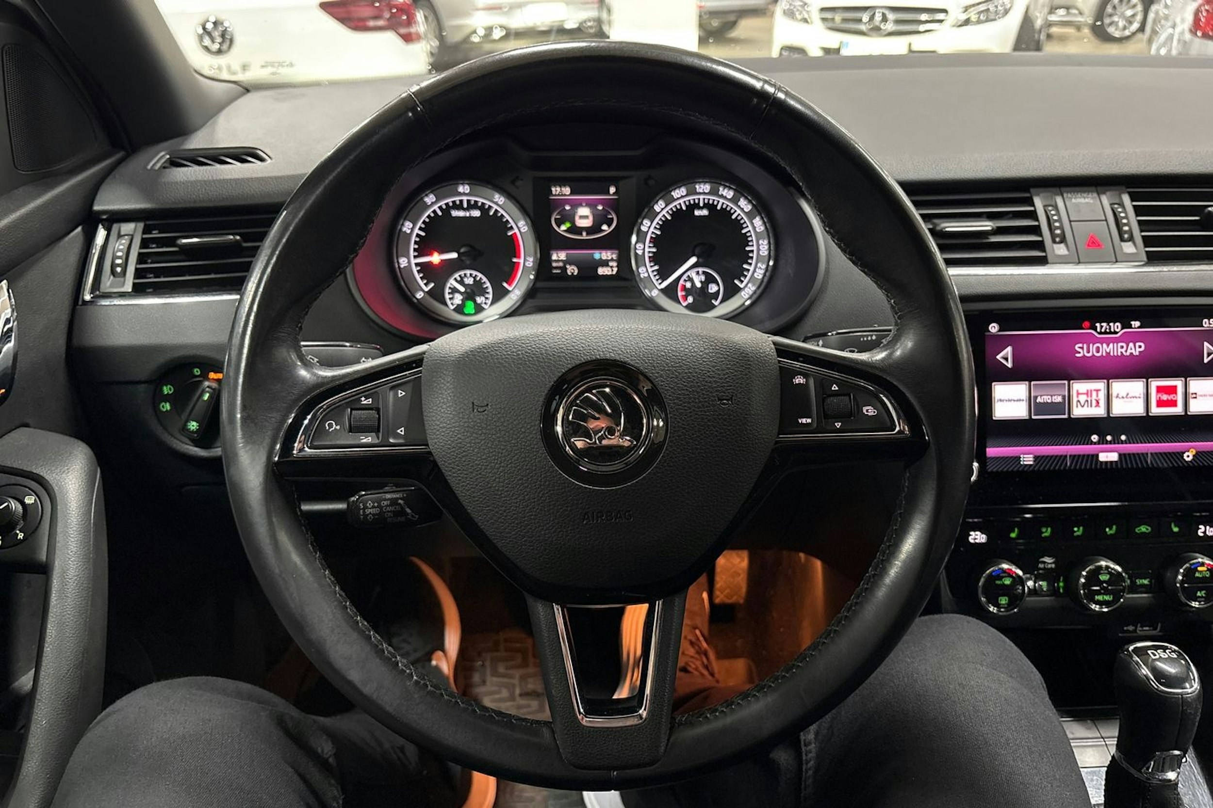 Valkoinen Skoda OCTAVIA 2019 kuva 15.