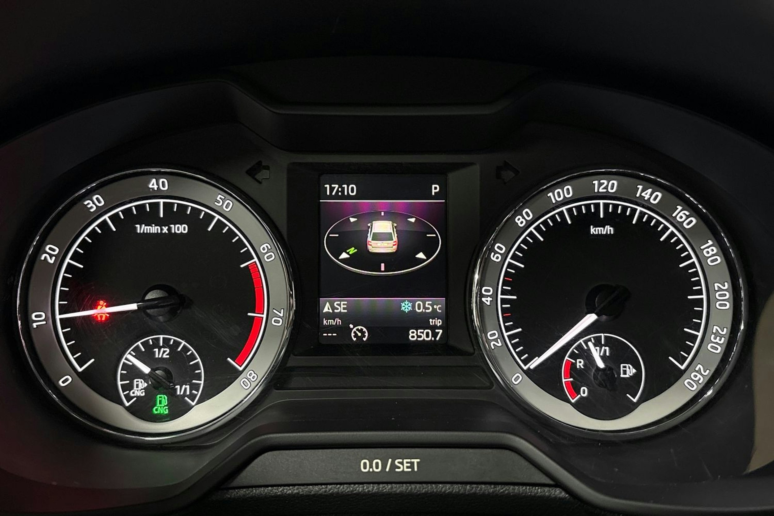 Valkoinen Skoda OCTAVIA 2019 kuva 16.