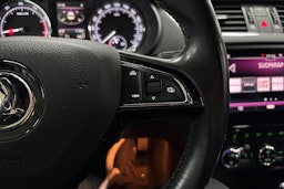 Valkoinen Skoda OCTAVIA 2019 kuva 18.