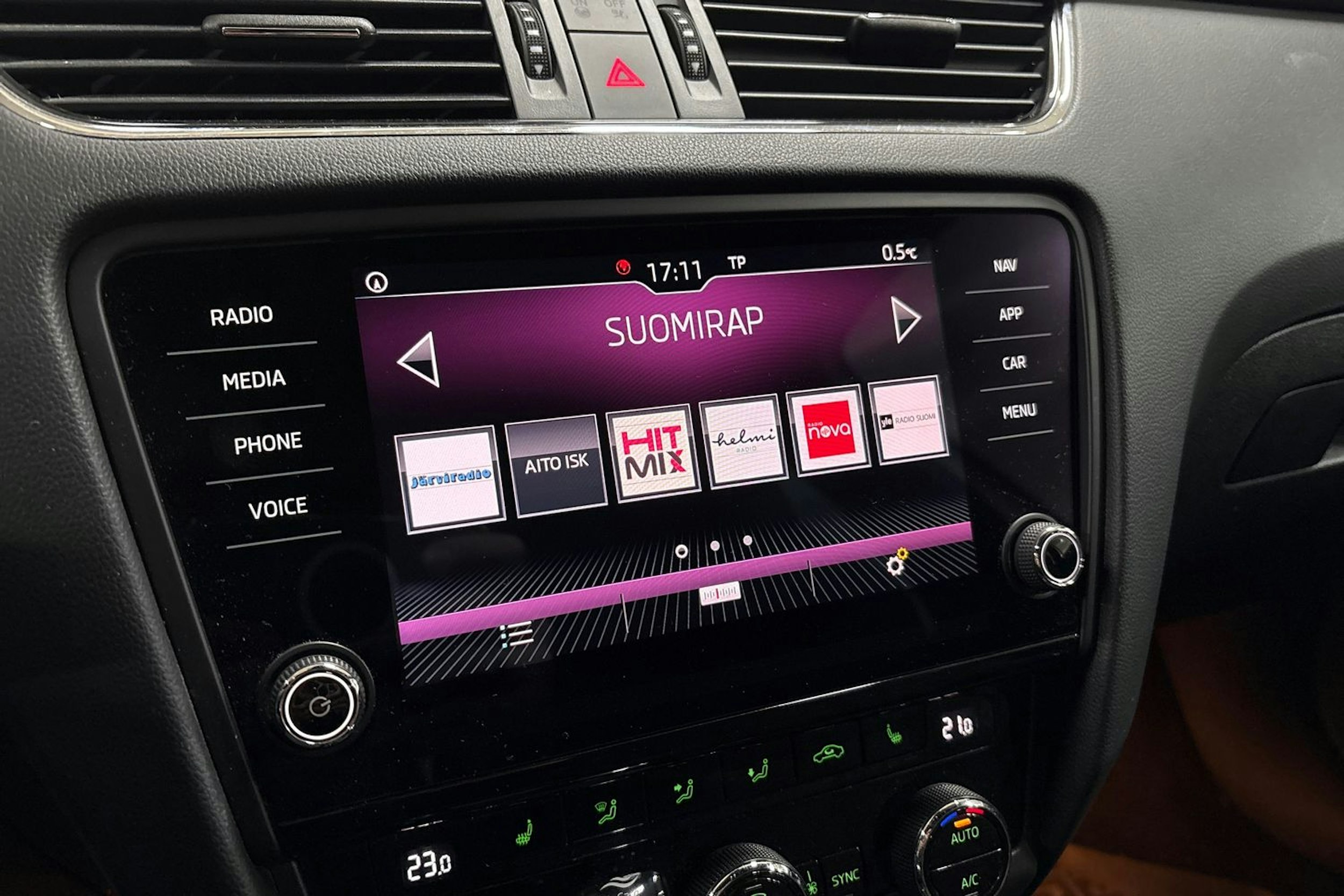 Valkoinen Skoda OCTAVIA 2019 kuva 19.