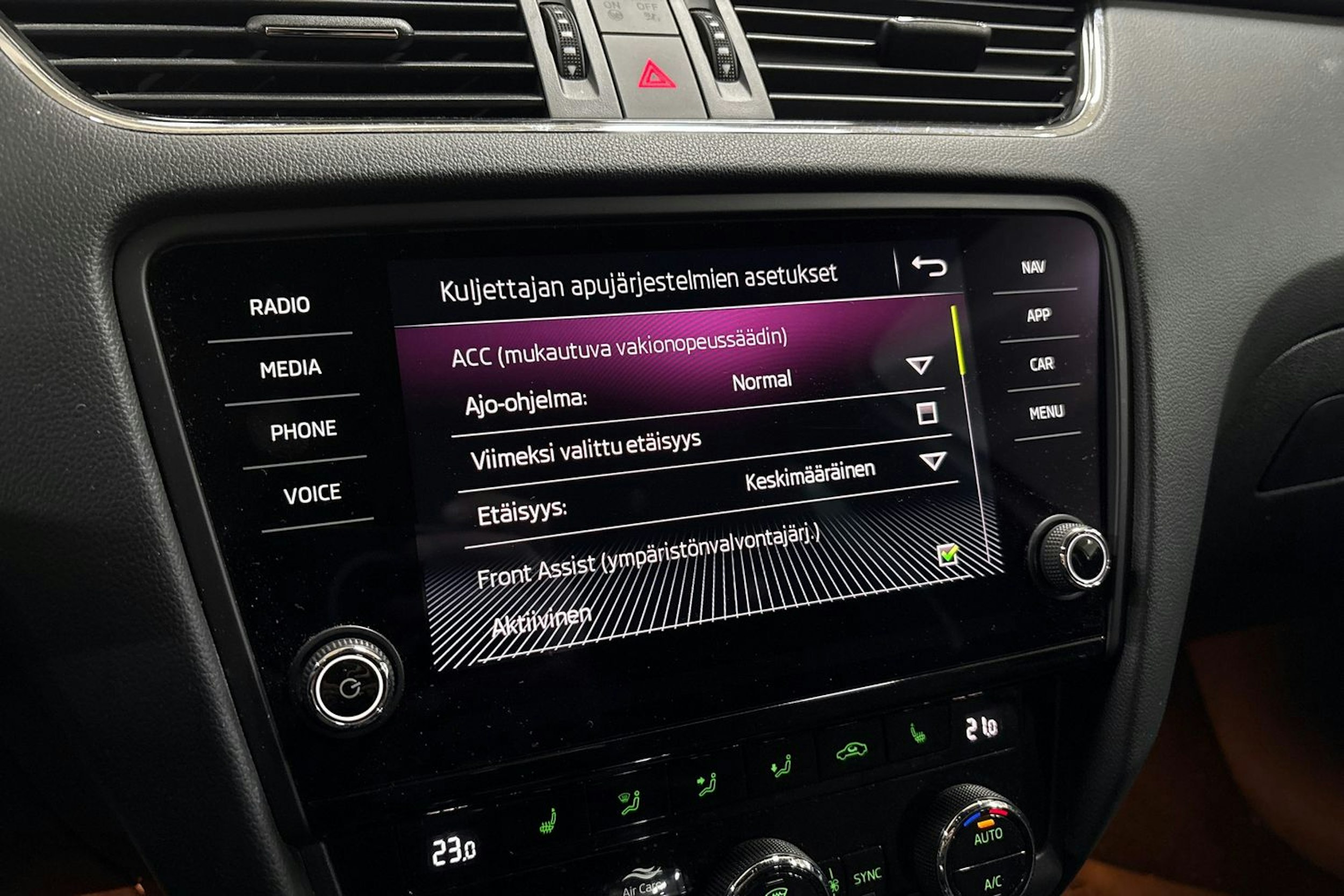 Valkoinen Skoda OCTAVIA 2019 kuva 21.