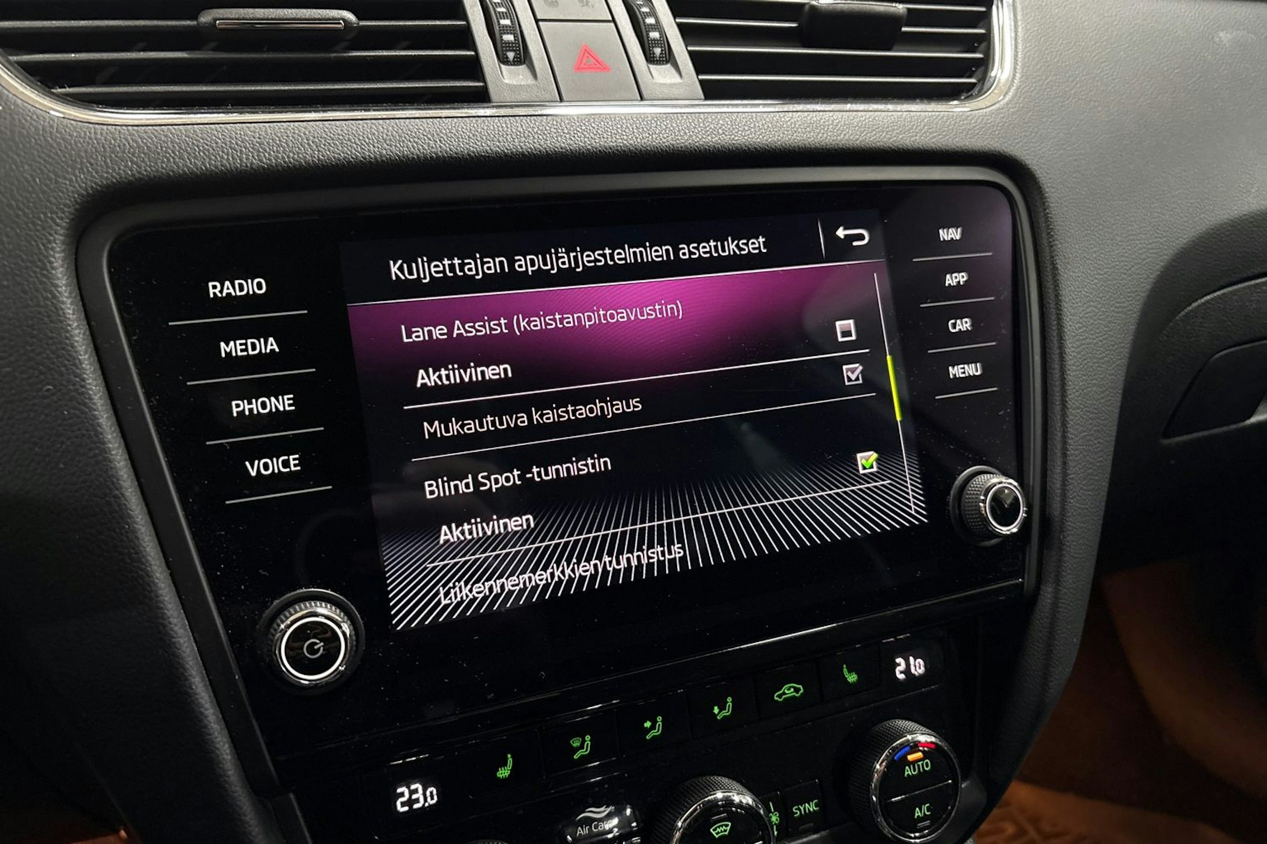 Valkoinen Skoda OCTAVIA 2019 kuva 22.