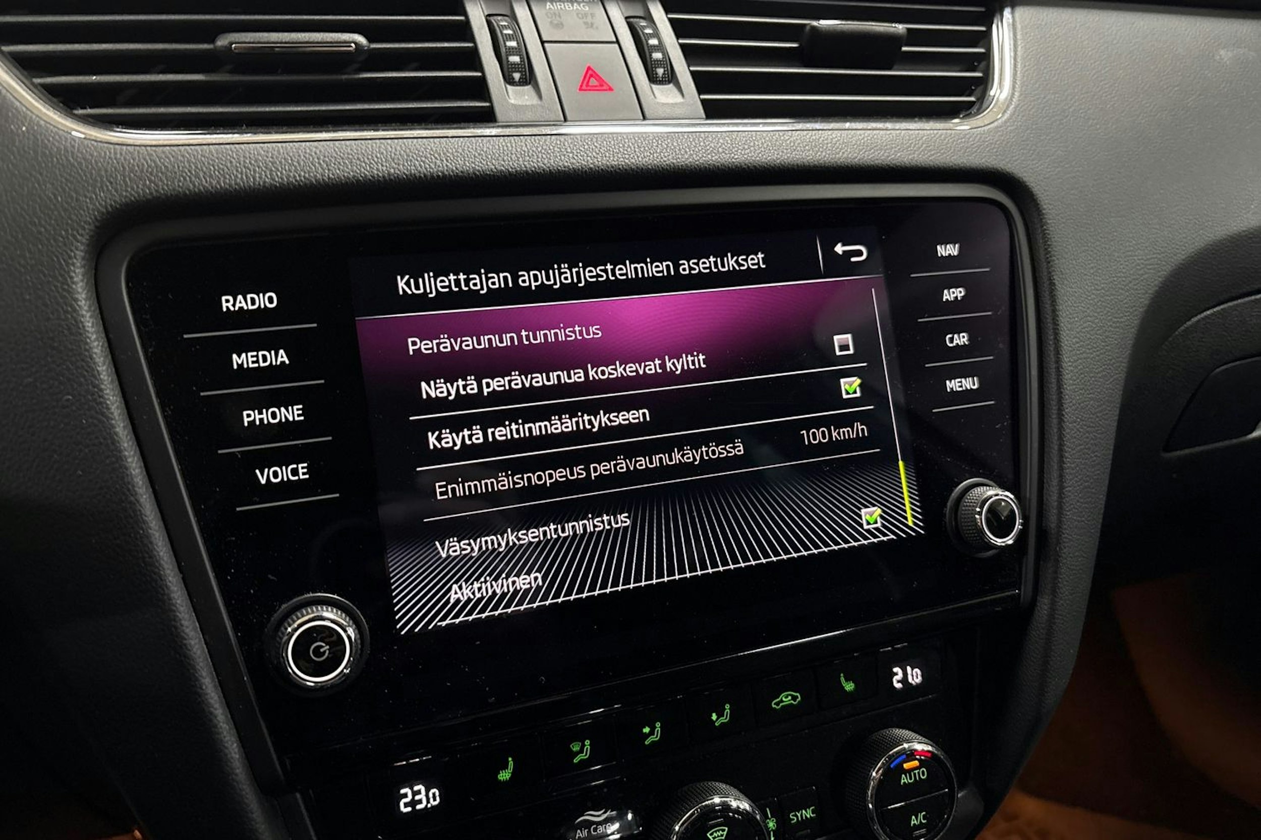 Valkoinen Skoda OCTAVIA 2019 kuva 23.