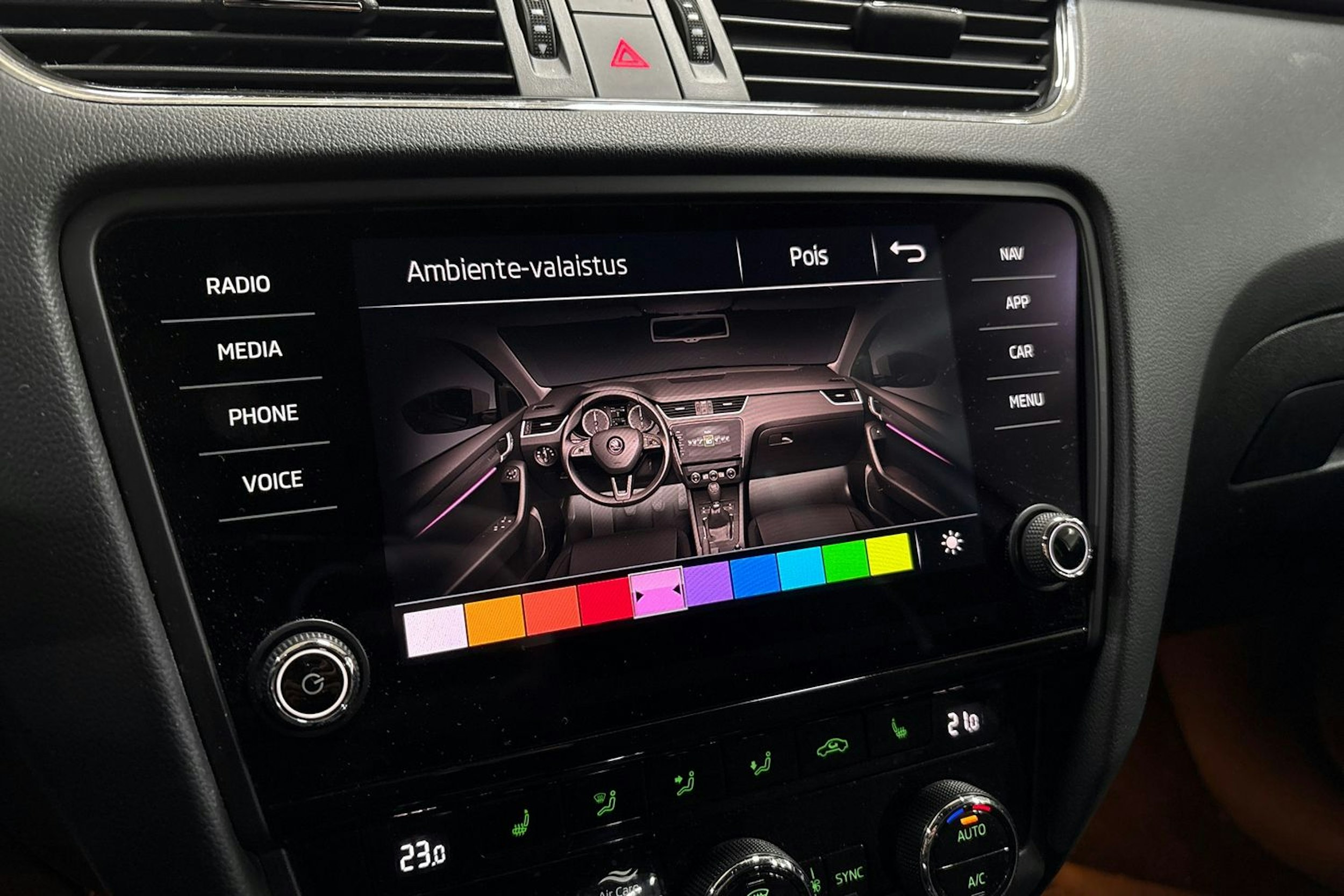 Valkoinen Skoda OCTAVIA 2019 kuva 24.