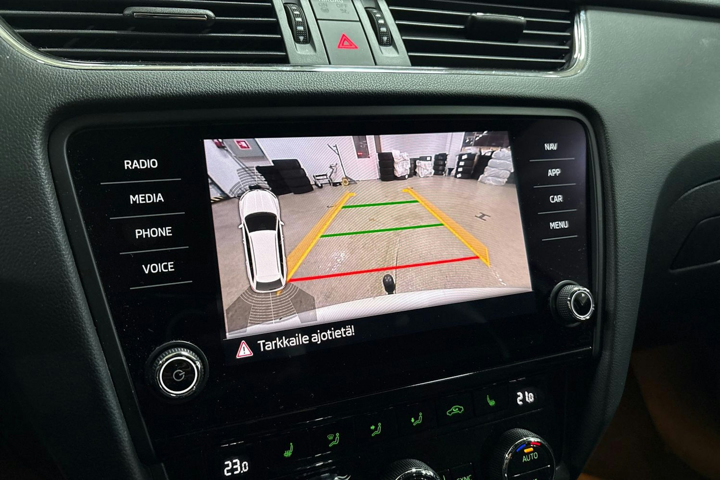 Valkoinen Skoda OCTAVIA 2019 kuva 25.