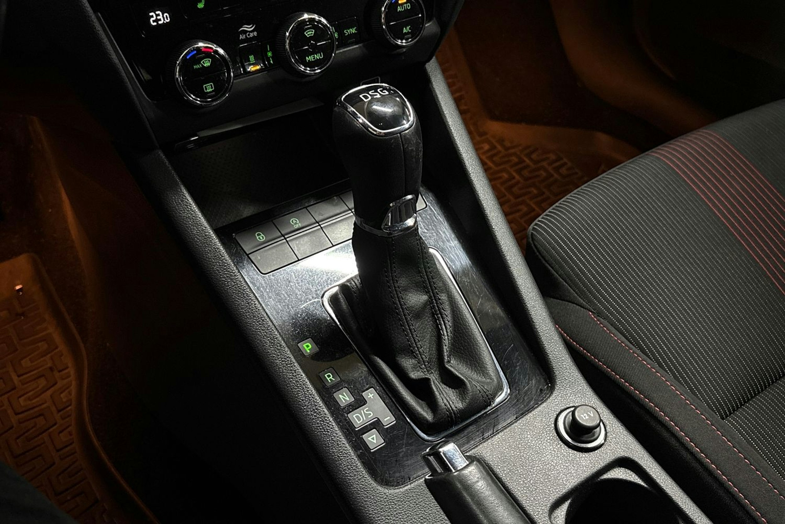 Valkoinen Skoda OCTAVIA 2019 kuva 28.