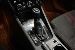 Valkoinen Skoda OCTAVIA 2019 kuva 28.