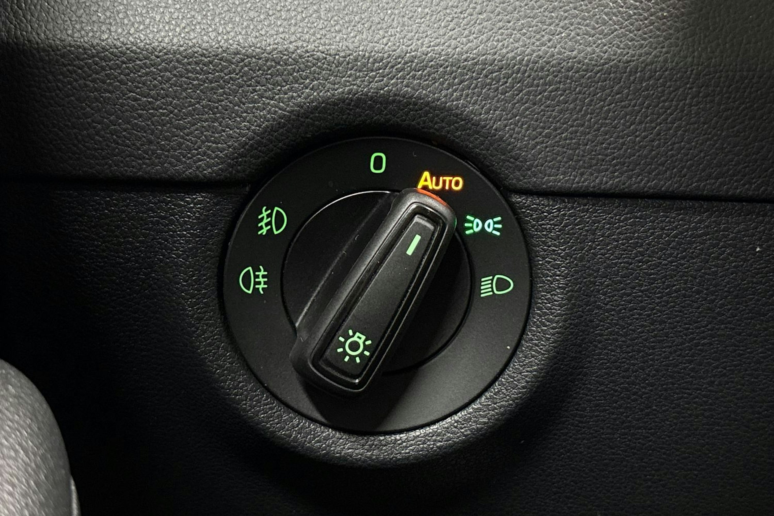 Valkoinen Skoda OCTAVIA 2019 kuva 30.