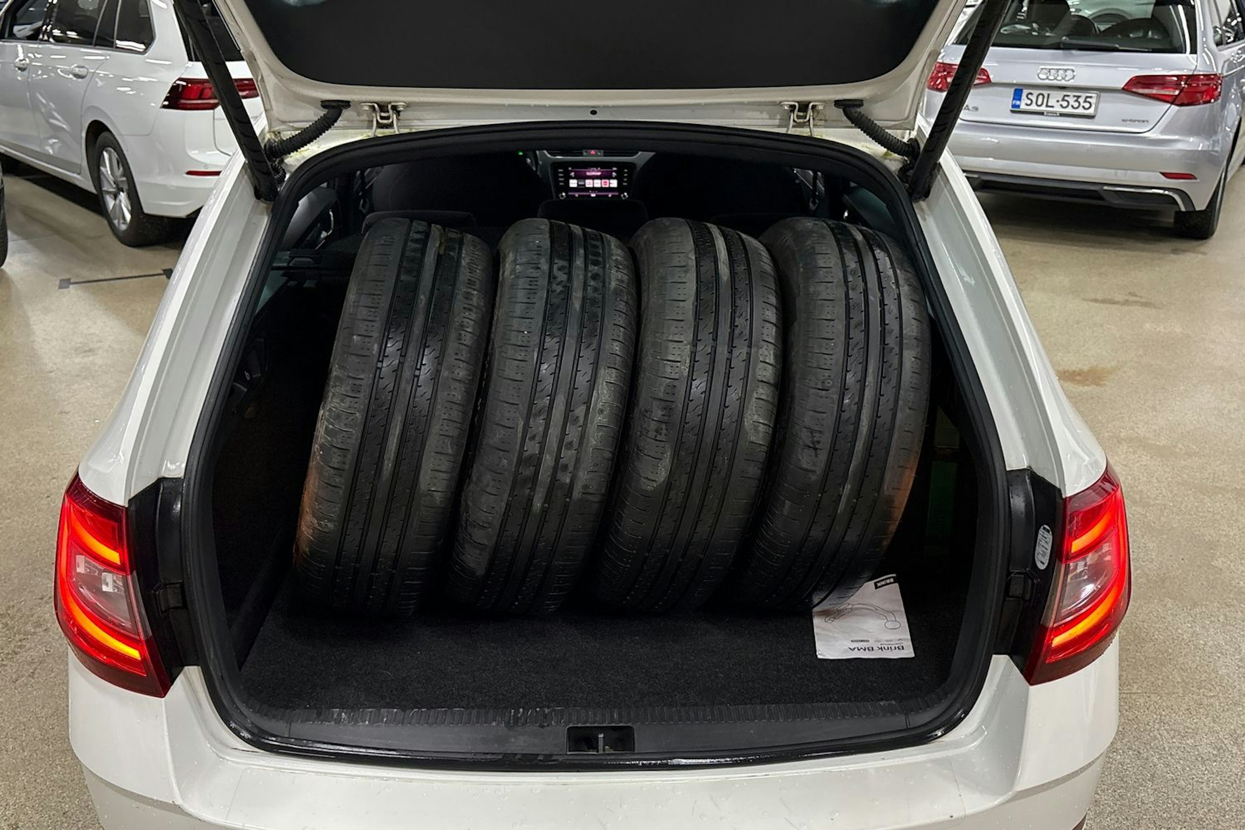 Valkoinen Skoda OCTAVIA 2019 kuva 32.