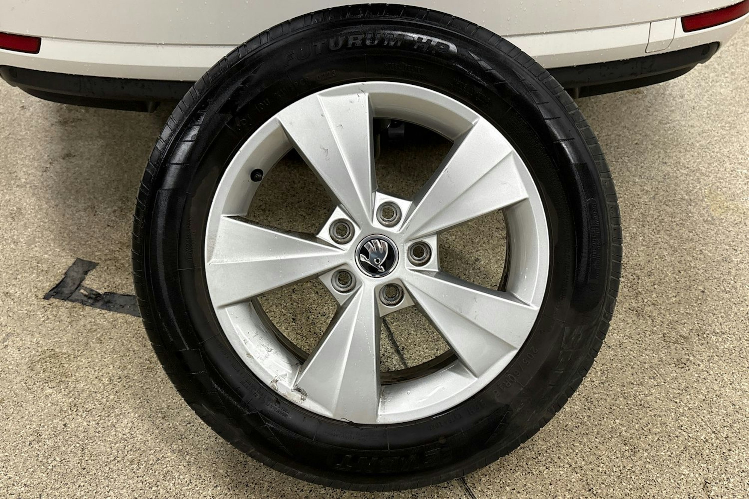 Valkoinen Skoda OCTAVIA 2019 kuva 35.