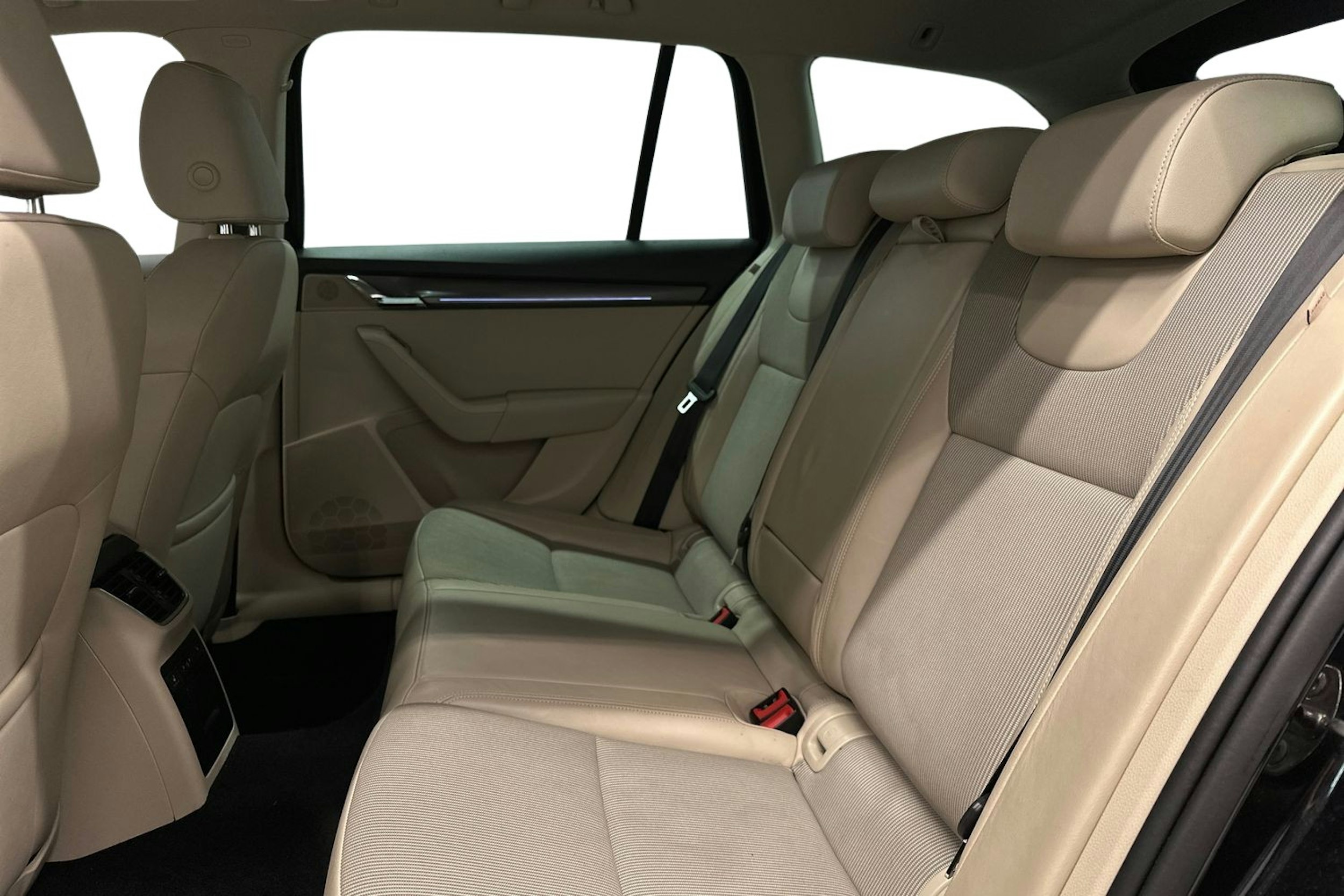 musta Skoda Octavia 2019 kuva 10.