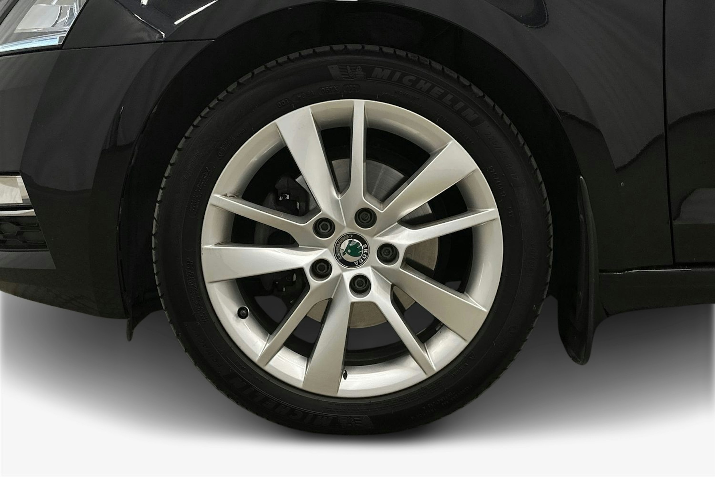 musta Skoda Octavia 2019 kuva 11.