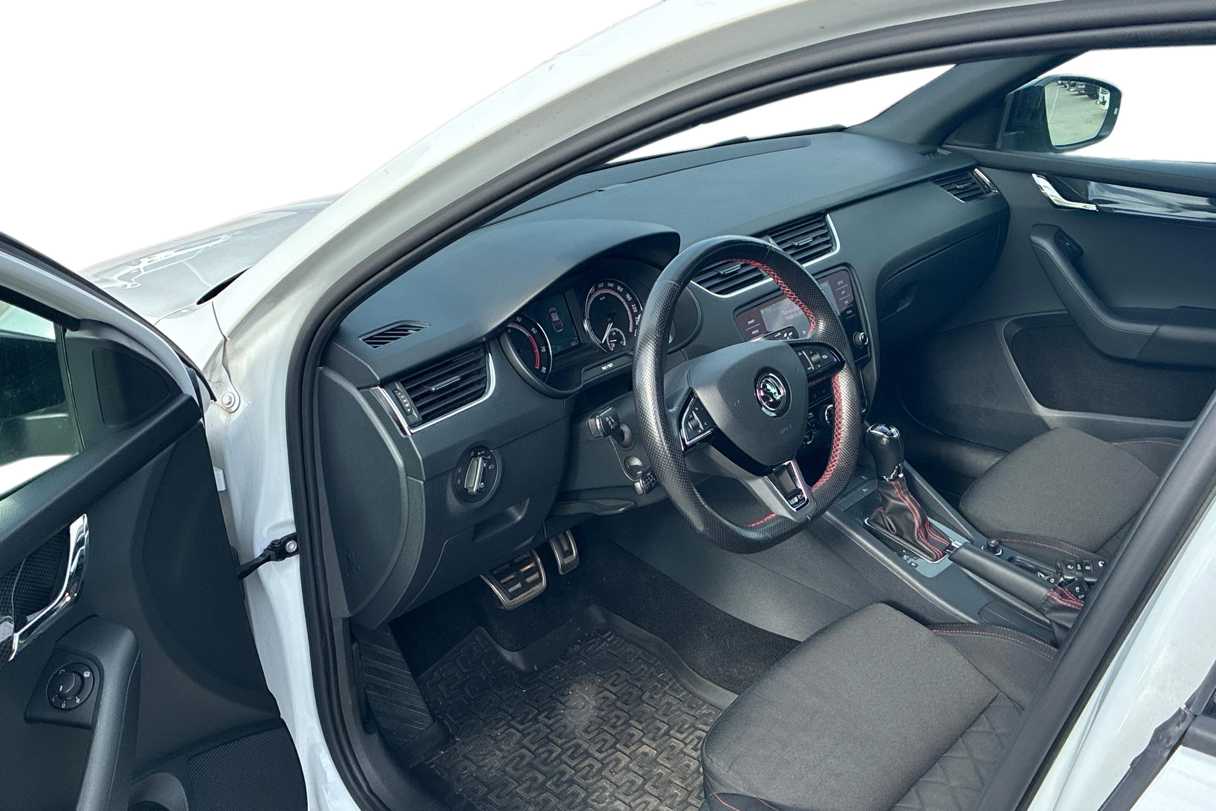 valkoinen Skoda Octavia 2019 kuva 3.