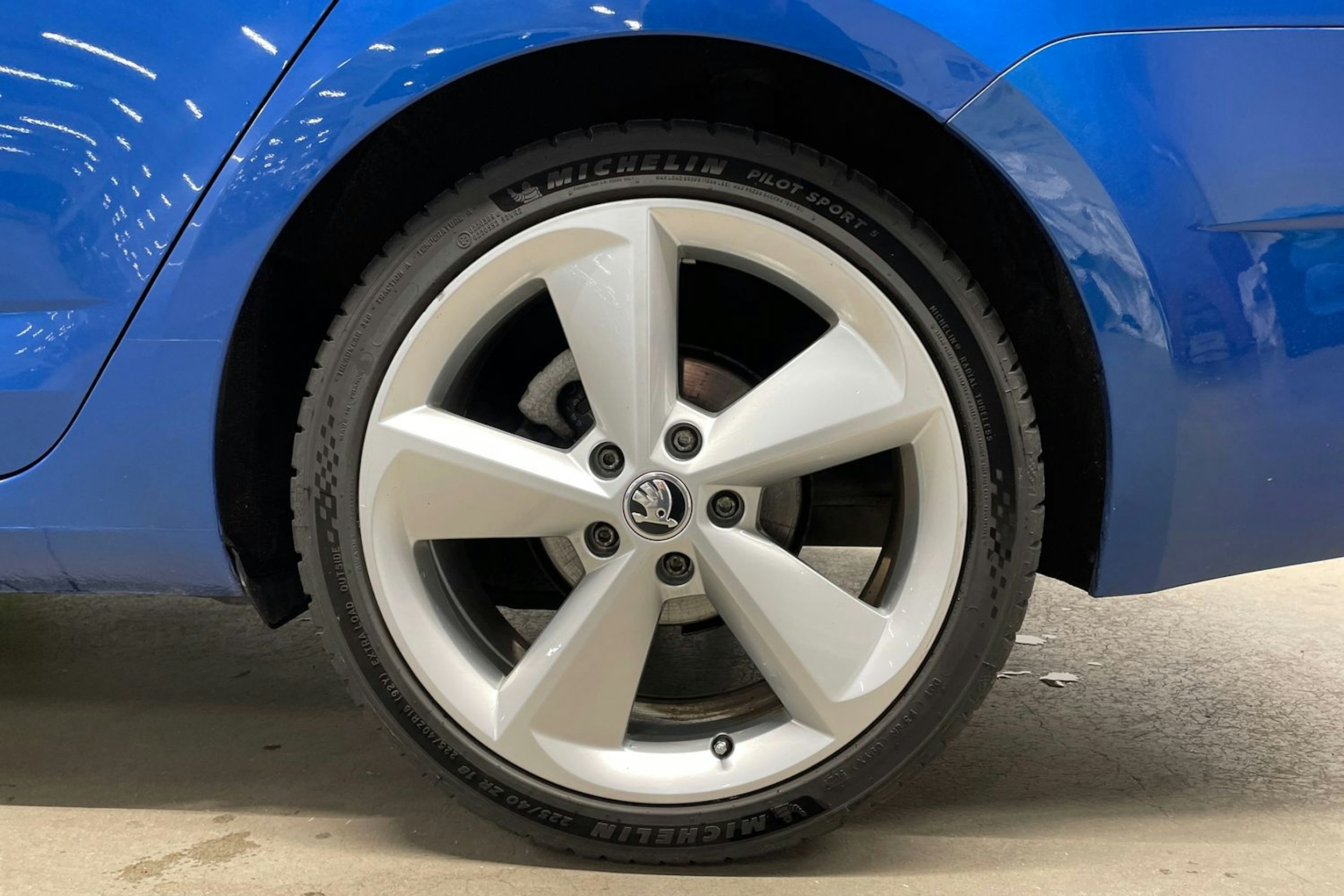 sininen Skoda Octavia 2020 kuva 11.