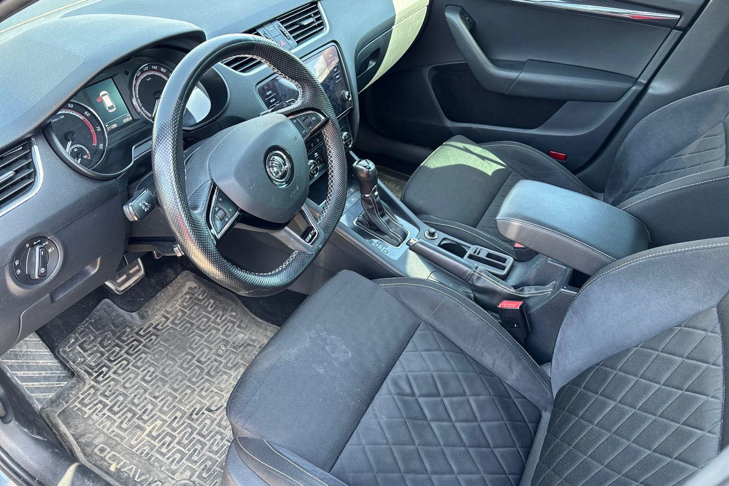 harmaa Skoda Octavia 2019 kuva 3.