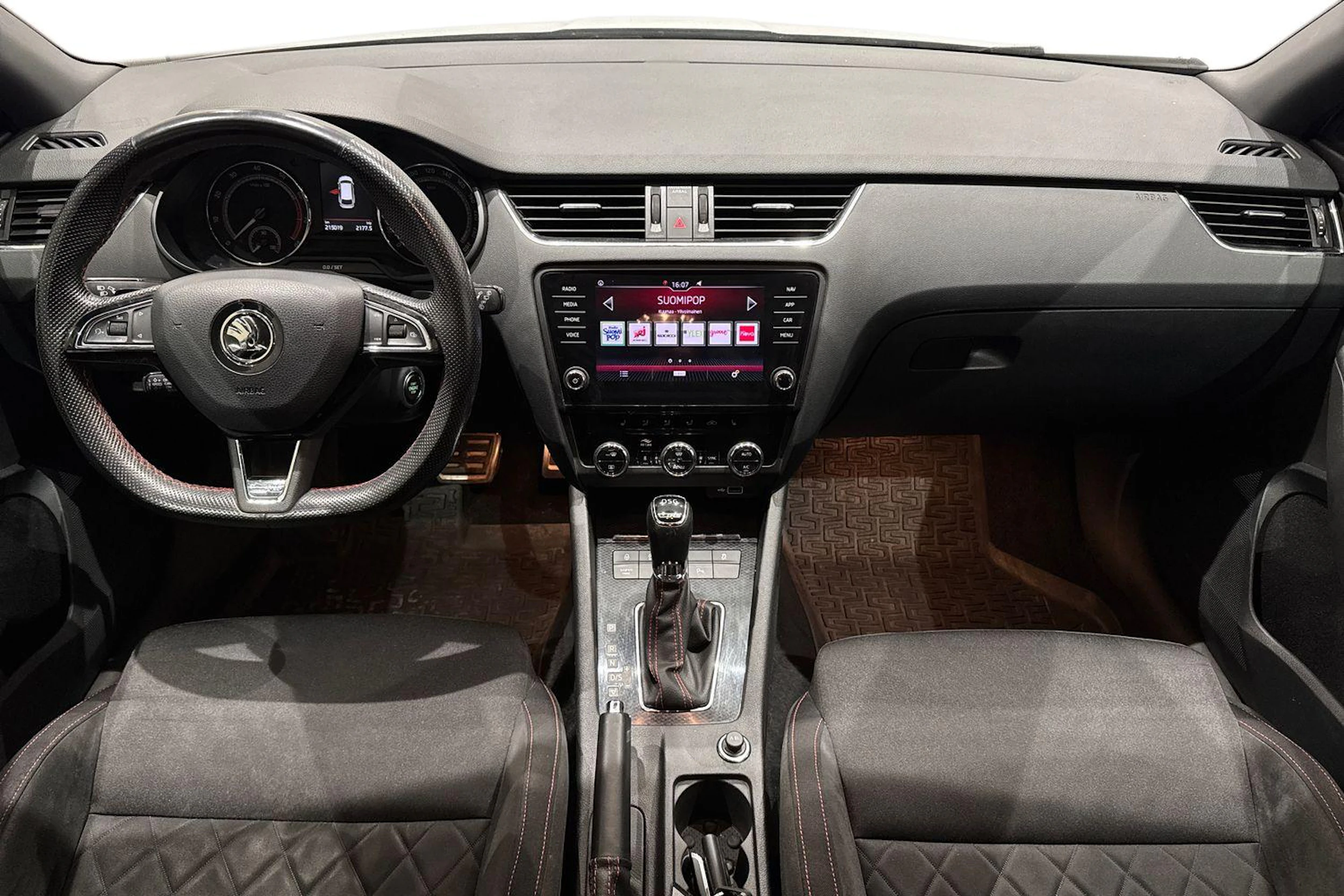 valkoinen Skoda Octavia 2019 kuva 42.