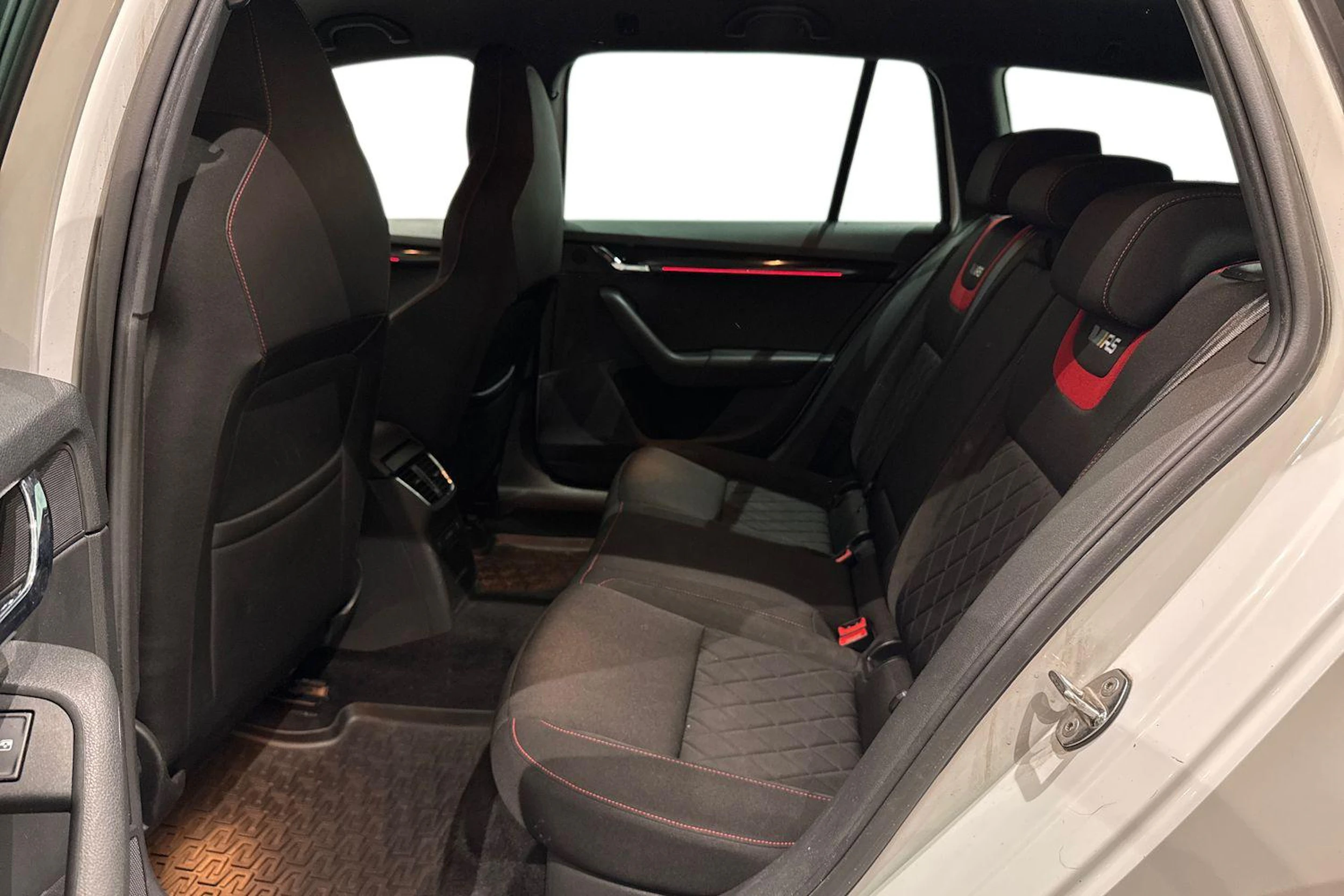 valkoinen Skoda Octavia 2019 kuva 44.