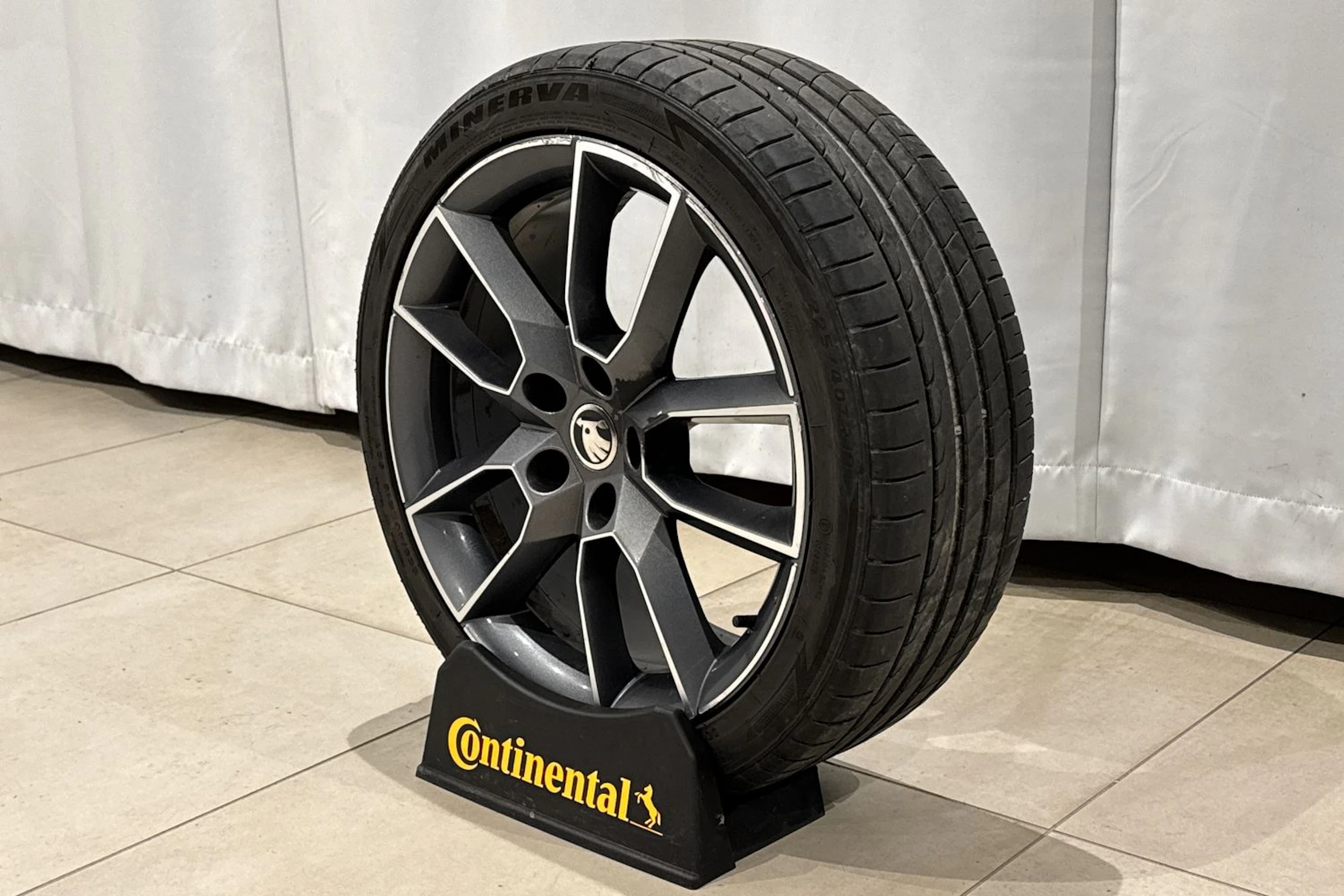 valkoinen Skoda Octavia 2019 kuva 48.