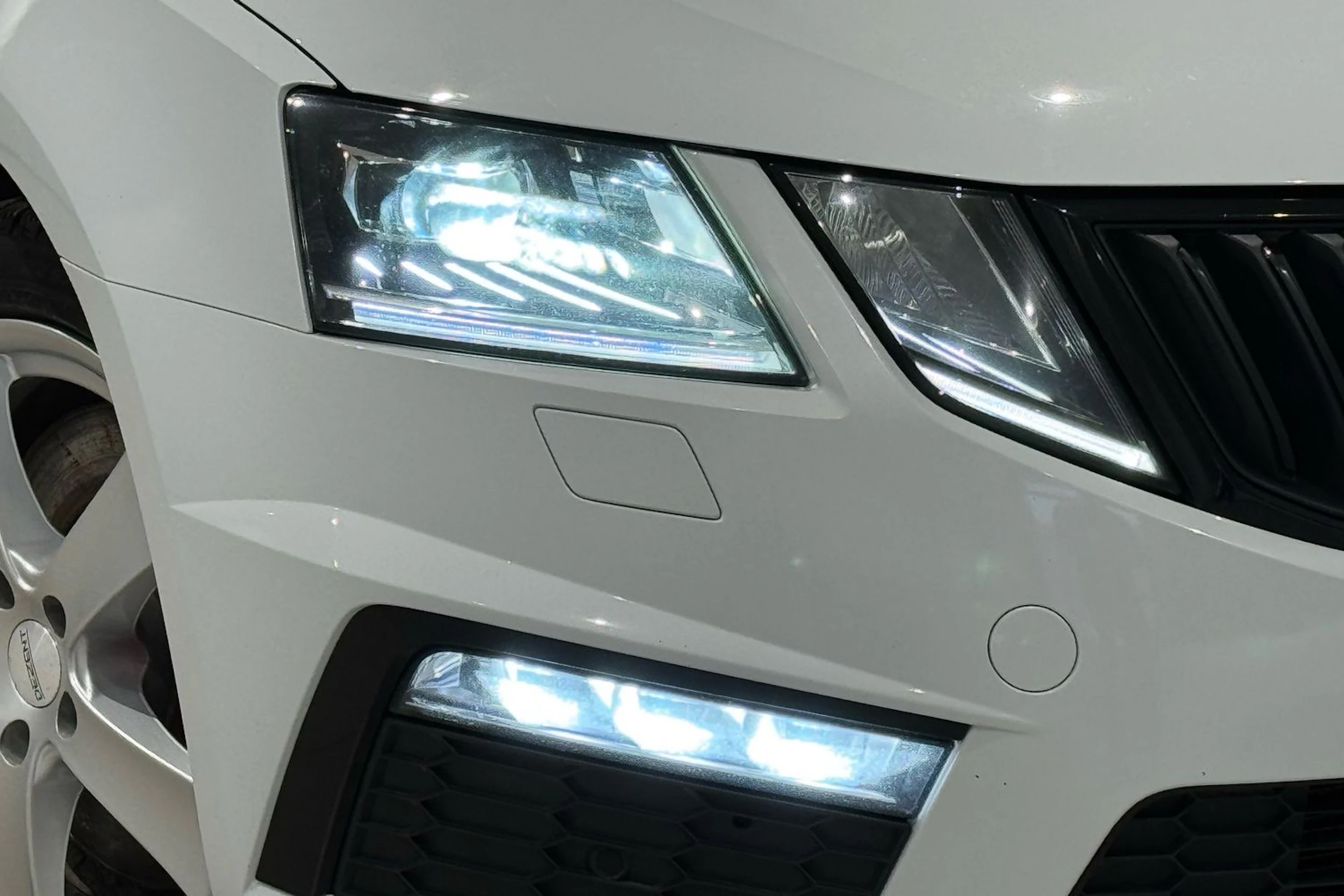 valkoinen Skoda Octavia 2019 kuva 49.